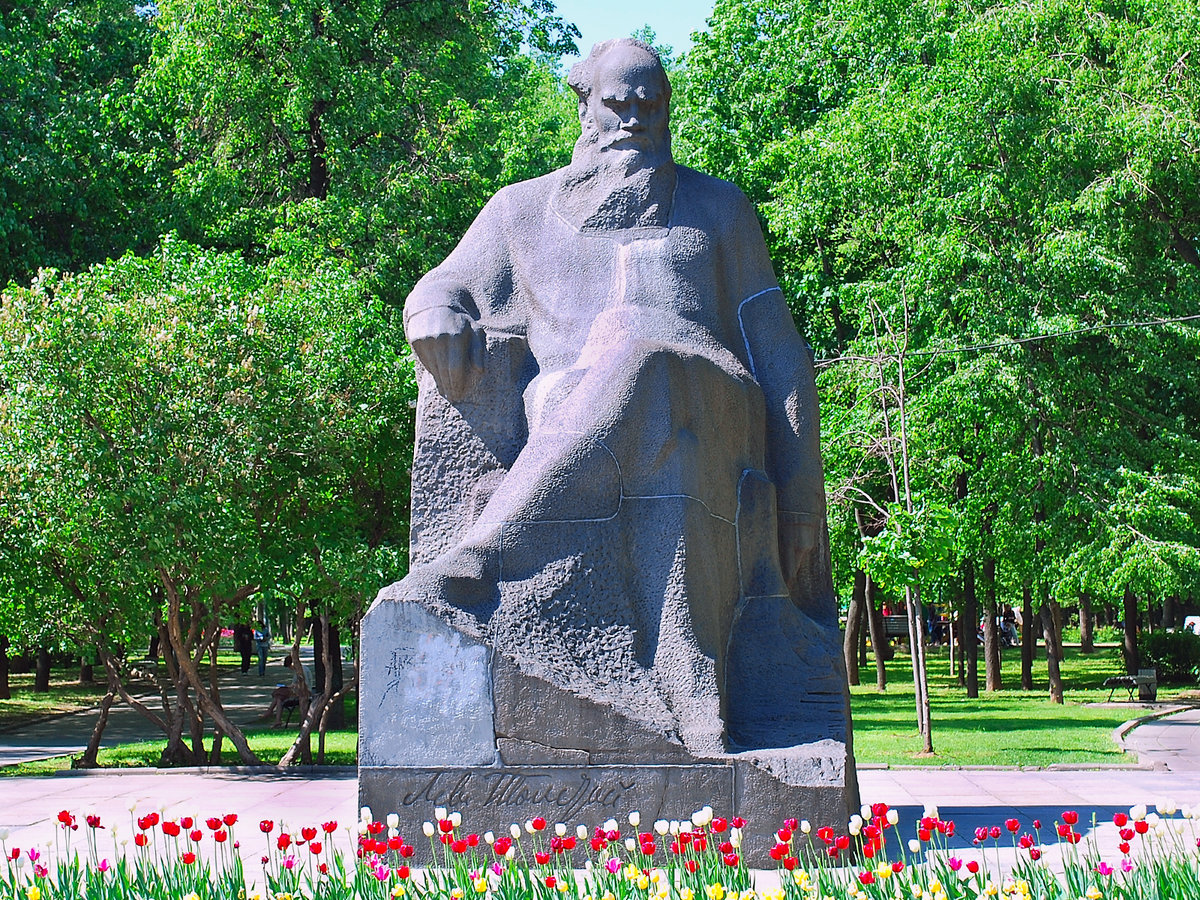 Памятник толстому. Памятник льву толстому (Москва, девичье поле). Памятник льву толстому (Москва, Пречистенка). Памятник льву Николаевичу толстому в Москве. Памятник толстому в сквере девичьего поля.