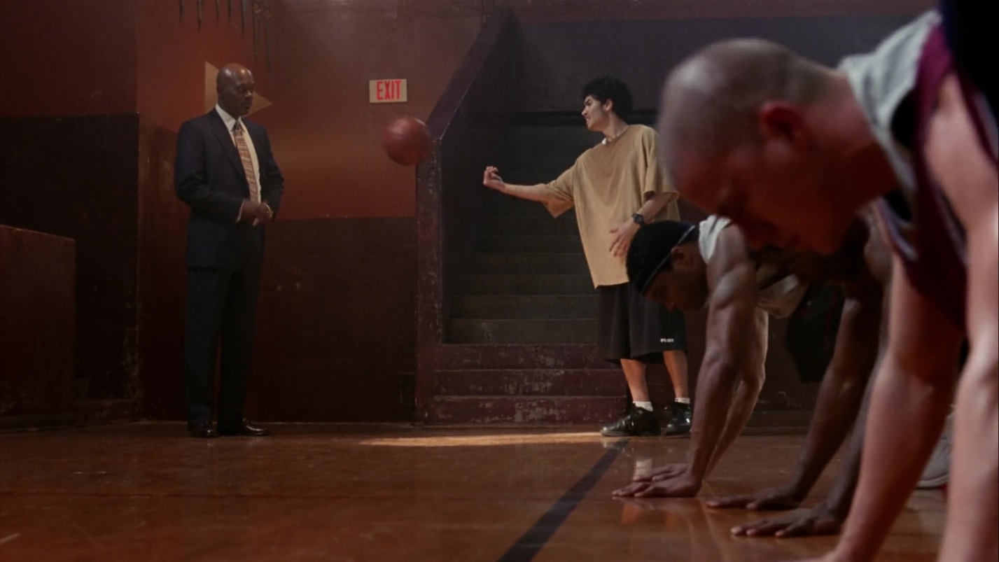 Баскетболисты помогают Тимо выполнить упражнения