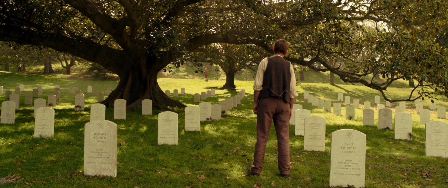 Том Досс на кладбище, где похоронены его сослуживцы
