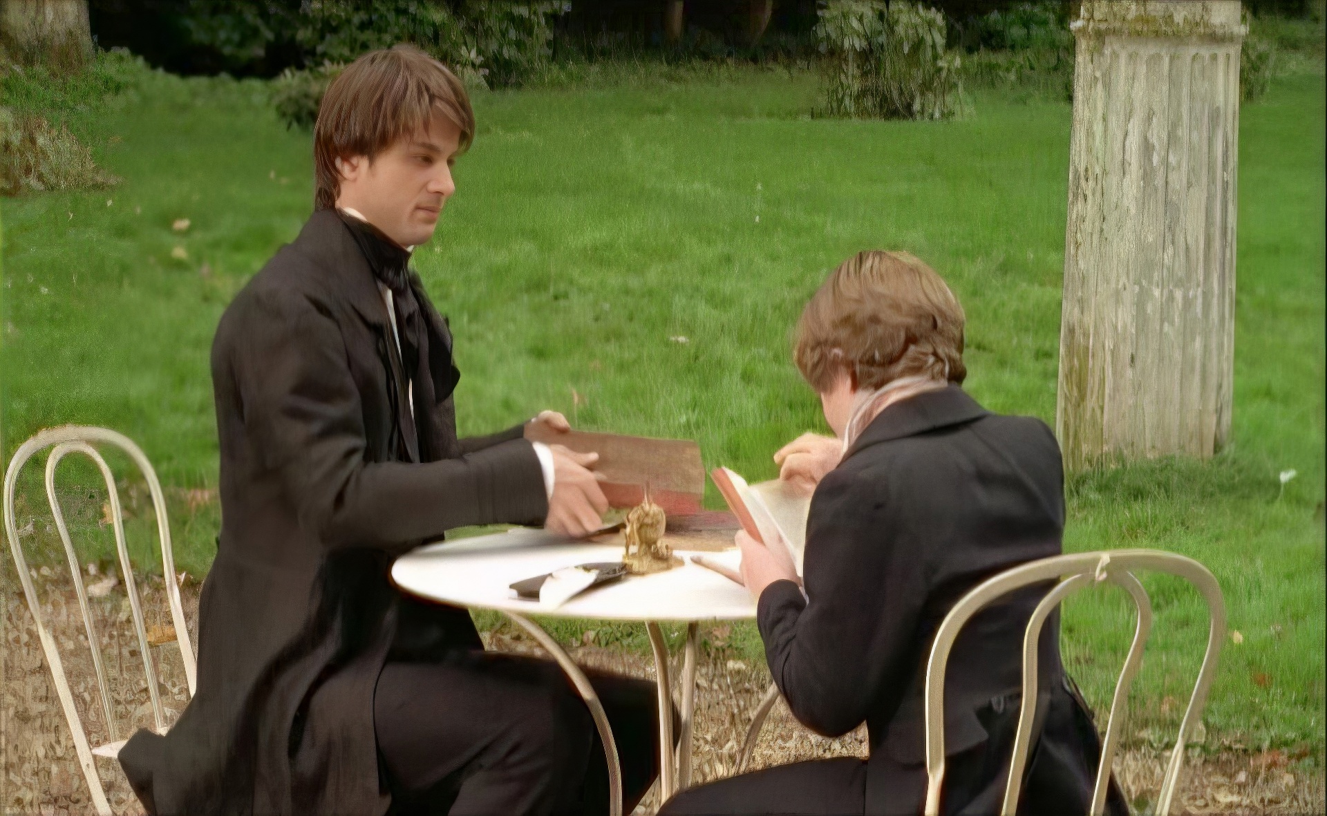 Кадр из телефильма "Красное и черное" режиссёра Жана-Даниэля Верхака (1997).