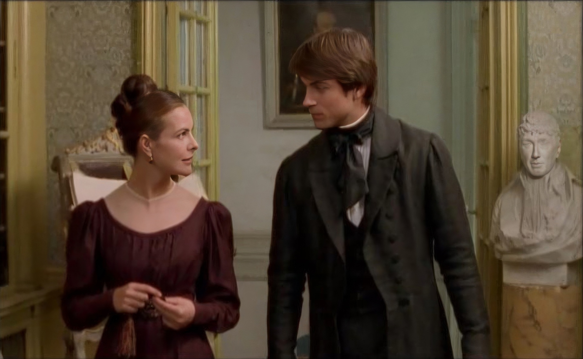 Жульен Сорель (Ким Росси Стюарт ) в доме мадам де Реналь (Кароль Буке). Кадр из телефильма "Красное и черное" режиссёра Жана-Даниэля Верхака (1997).