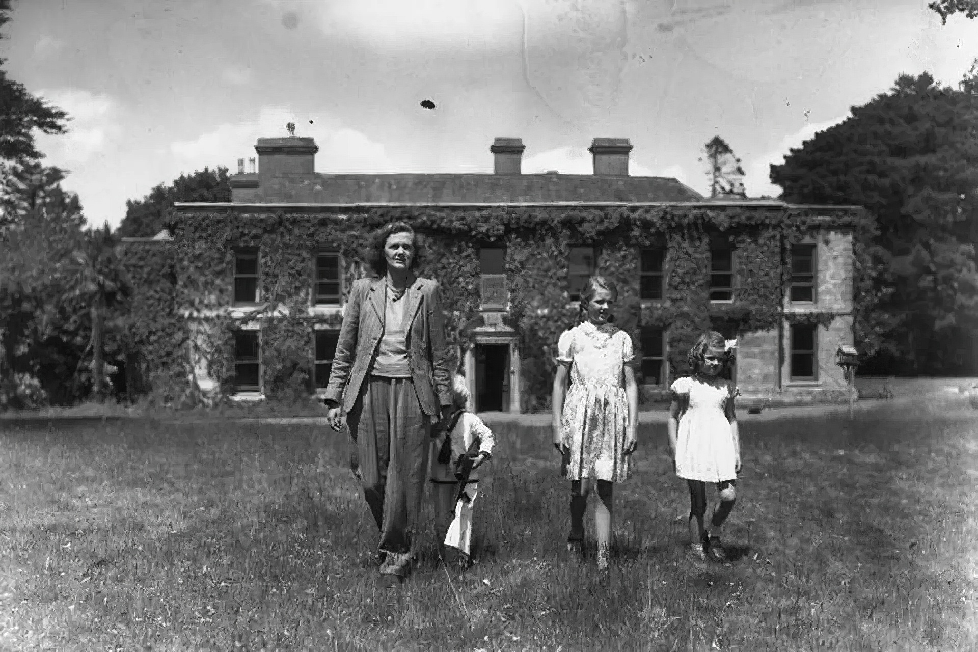 Прообразом Мэндерли из романа "Ребекка" Дафны Дюморье стало историческое поместье Менабилли, Корнуолл, Англия. В Менабилли семья Дюморье прожила 25 лет.
На фото Дафна Дюморье с детьми Кристианом, Тессой и Флавией в Менабилли. Дж. Уайлдс / Keystone Features / Getty Images.