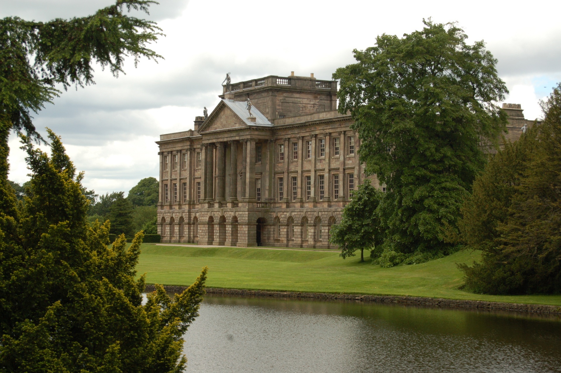 Лайм парк, Англия. Лайм Парк известен как поместье мистера Дарси Пемберли в экранизации романа Джейн Остин «Гордость и Предубеждение» 1995 года.
