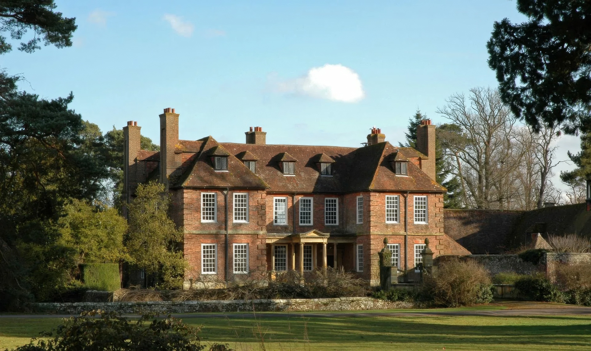 Лакингтон-корт, Англия. Лакингтон-корт наиболее известен как Лонгборн - дом семьи Беннет в телесериале «Гордость и предубеждение» 1995 года. 