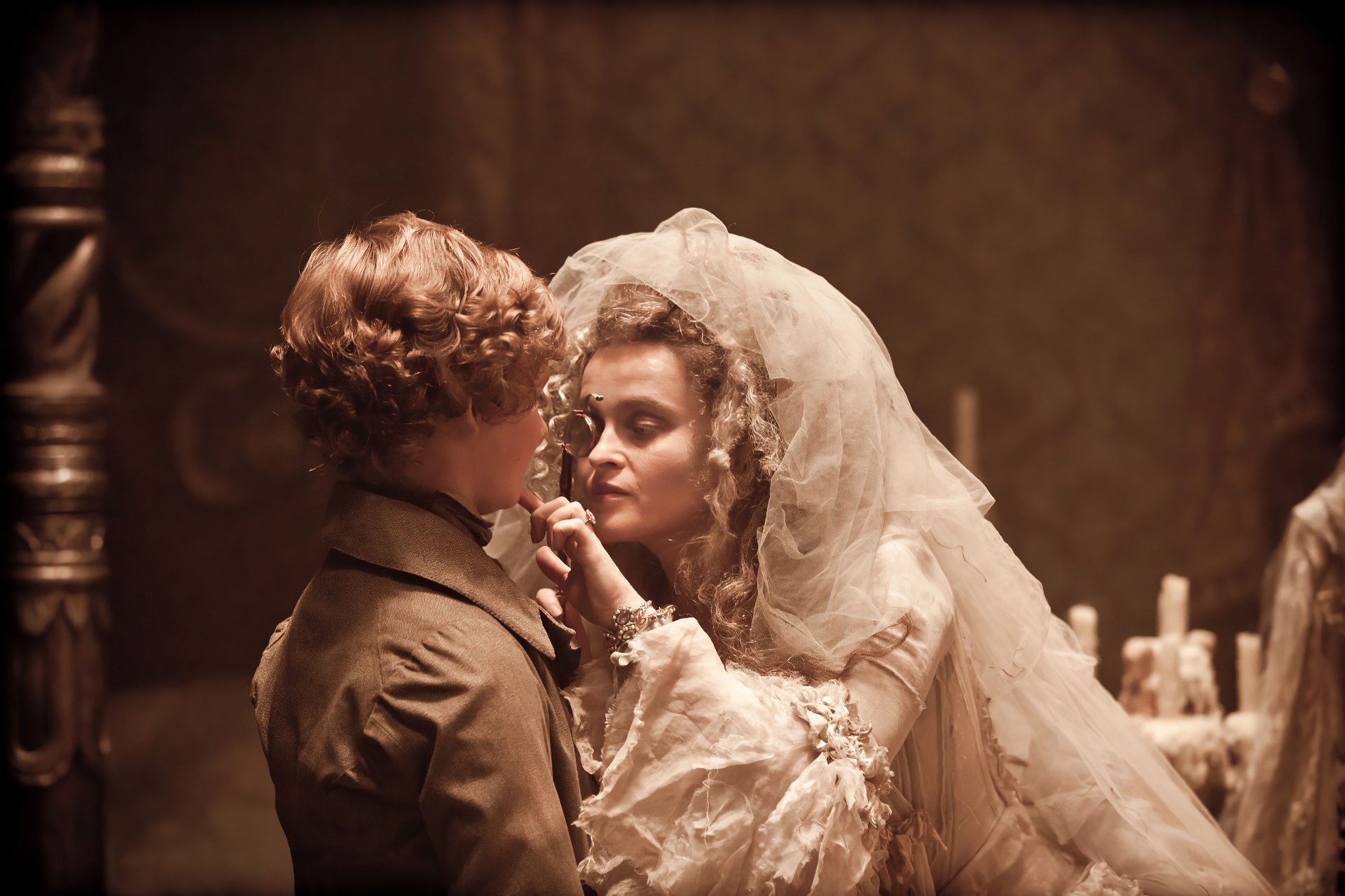 Кадр из англо-американской драмы "Большие надежды" (2012) по роману Ч. Диккенса "Большие надежды" британского режиссёра Майка Ньюэлла. В роли мисс Хэвишем Хелена Бонэм Картер. 