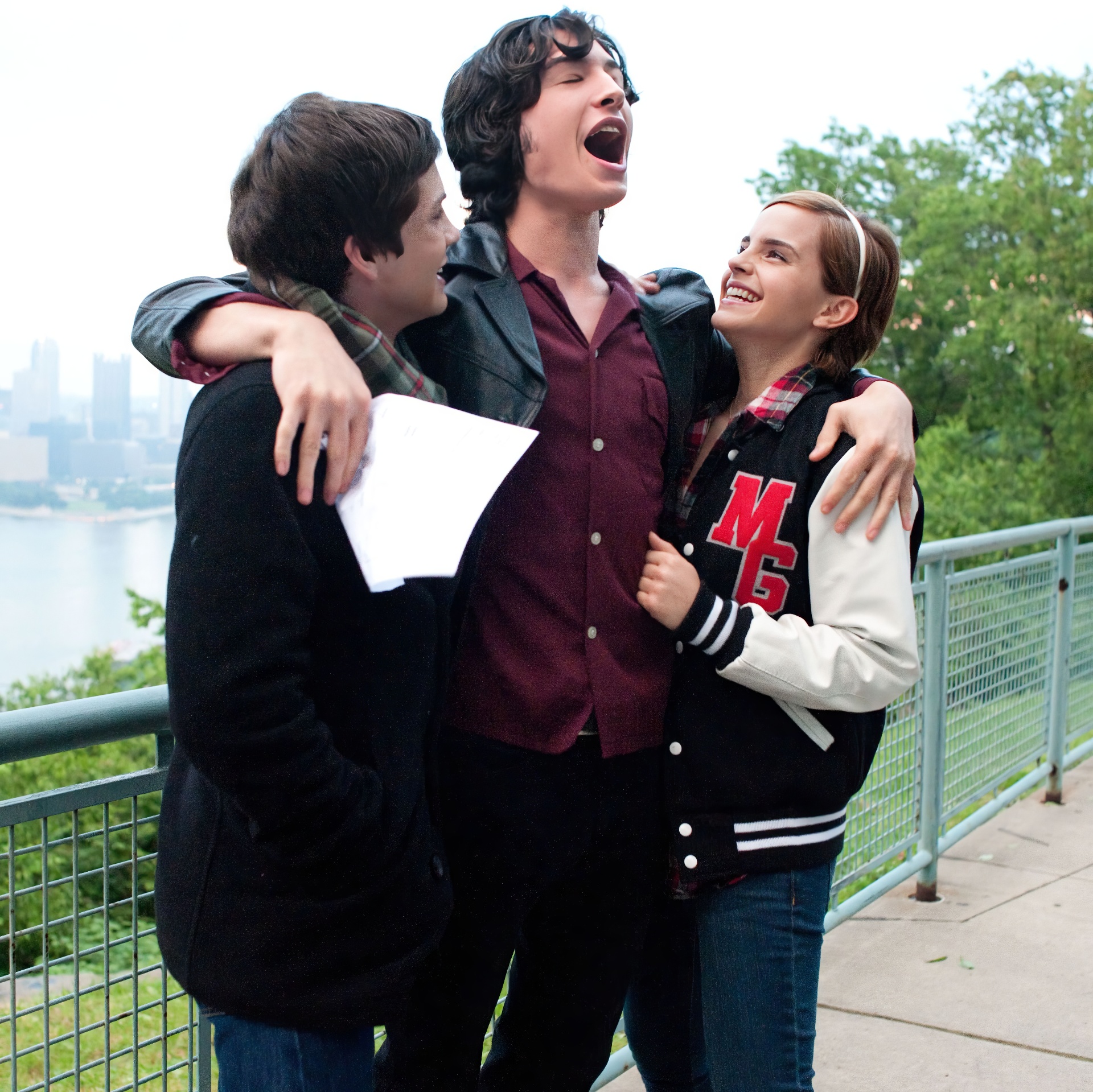 Кадр из фильма "Хорошо быть тихоней" (2012), США. Логан Лерман, Эзра Миллер, Эмма Уотсон сыграли Чарли, Патрика и  Сэм соответственно.