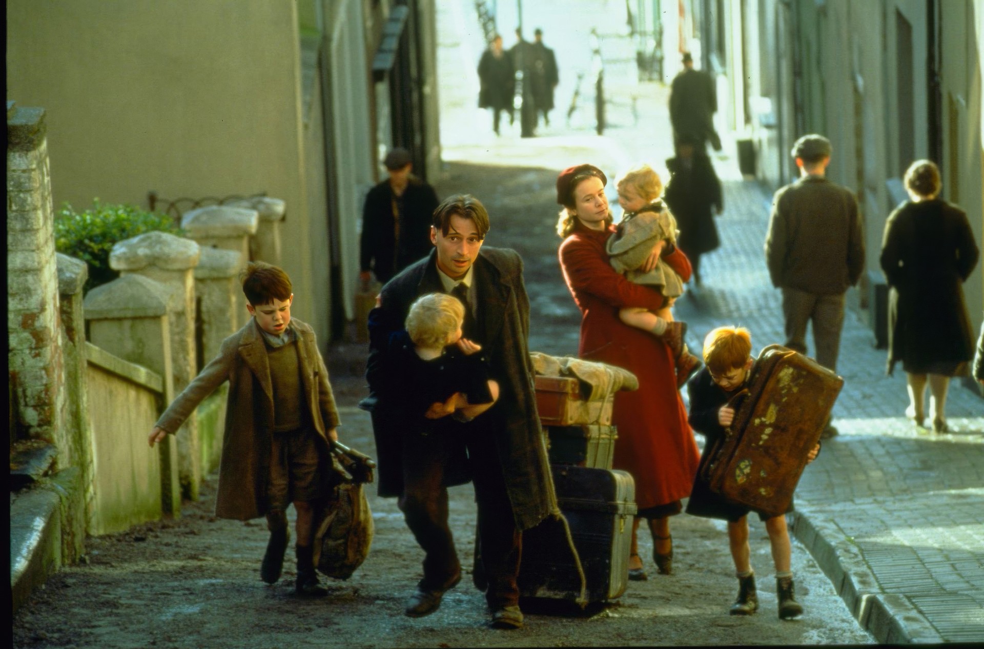 Кадр из фильма «Прах Анджелы» — биографического драматического фильма 1999 года, снятого по одноимённым мемуарам Фрэнка Маккорта. Эмили Уотсон - в роли Анджелы МаКкорт, Роберт Карлайл - в роли Мэлаки МаКкорта.