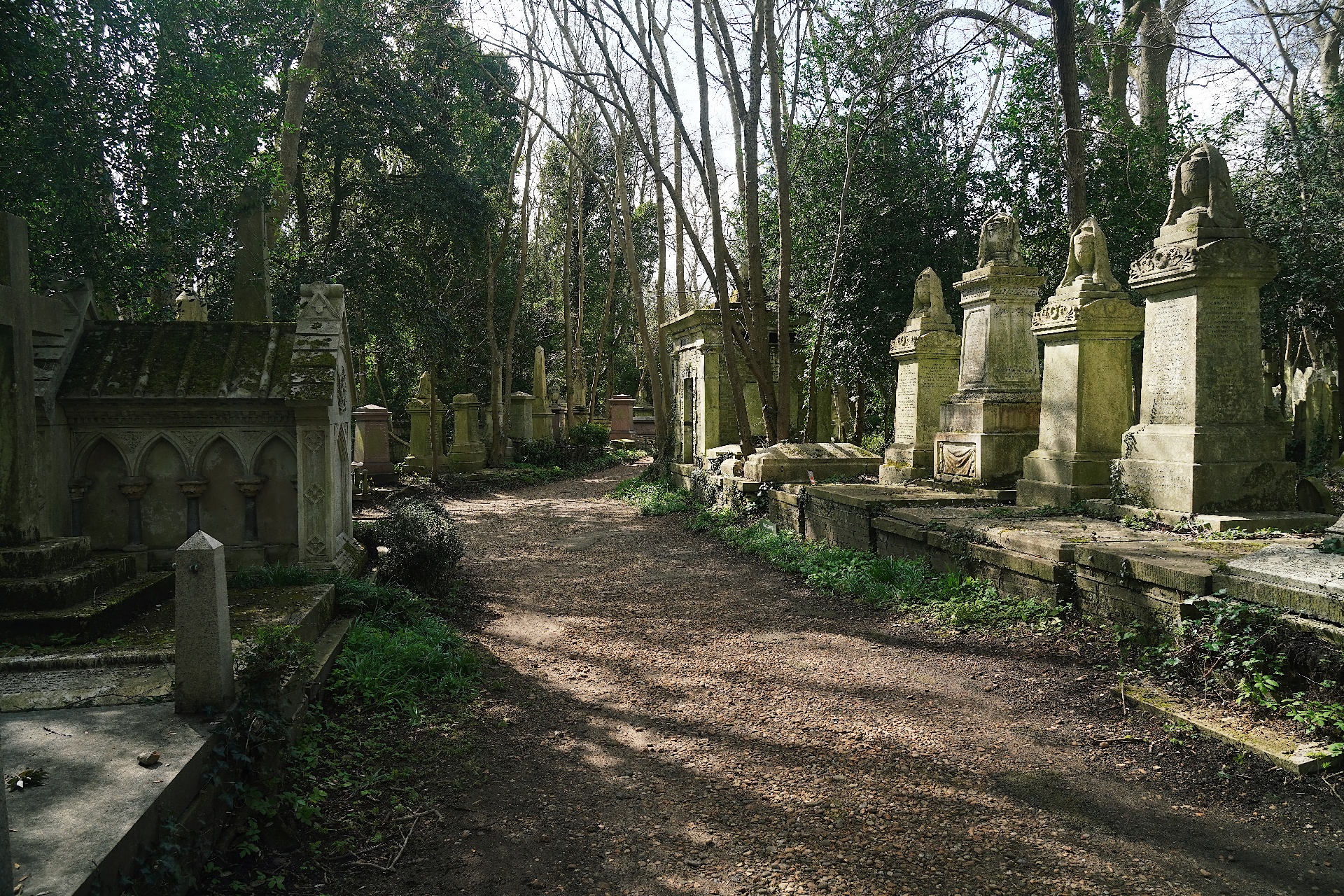 Хайгейтское кладбище — построено в 1839 году, одно из самых известных кладбищ викторианской эпохи в Англии. Кладбище известно своими изысканными неоготическими гробницами, мавзолеями и скульптурами каменных ангелов.