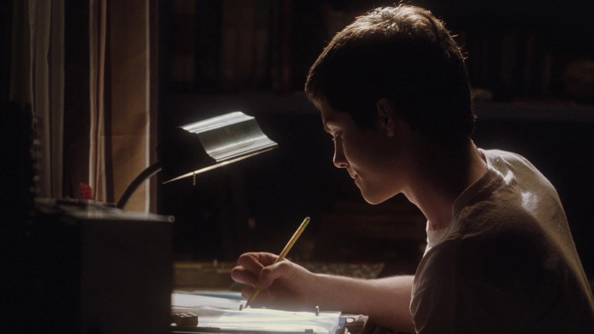 Кадр из фильма "Хорошо быть тихоней" (2012), США. Логан Лерман в роли Чарли.