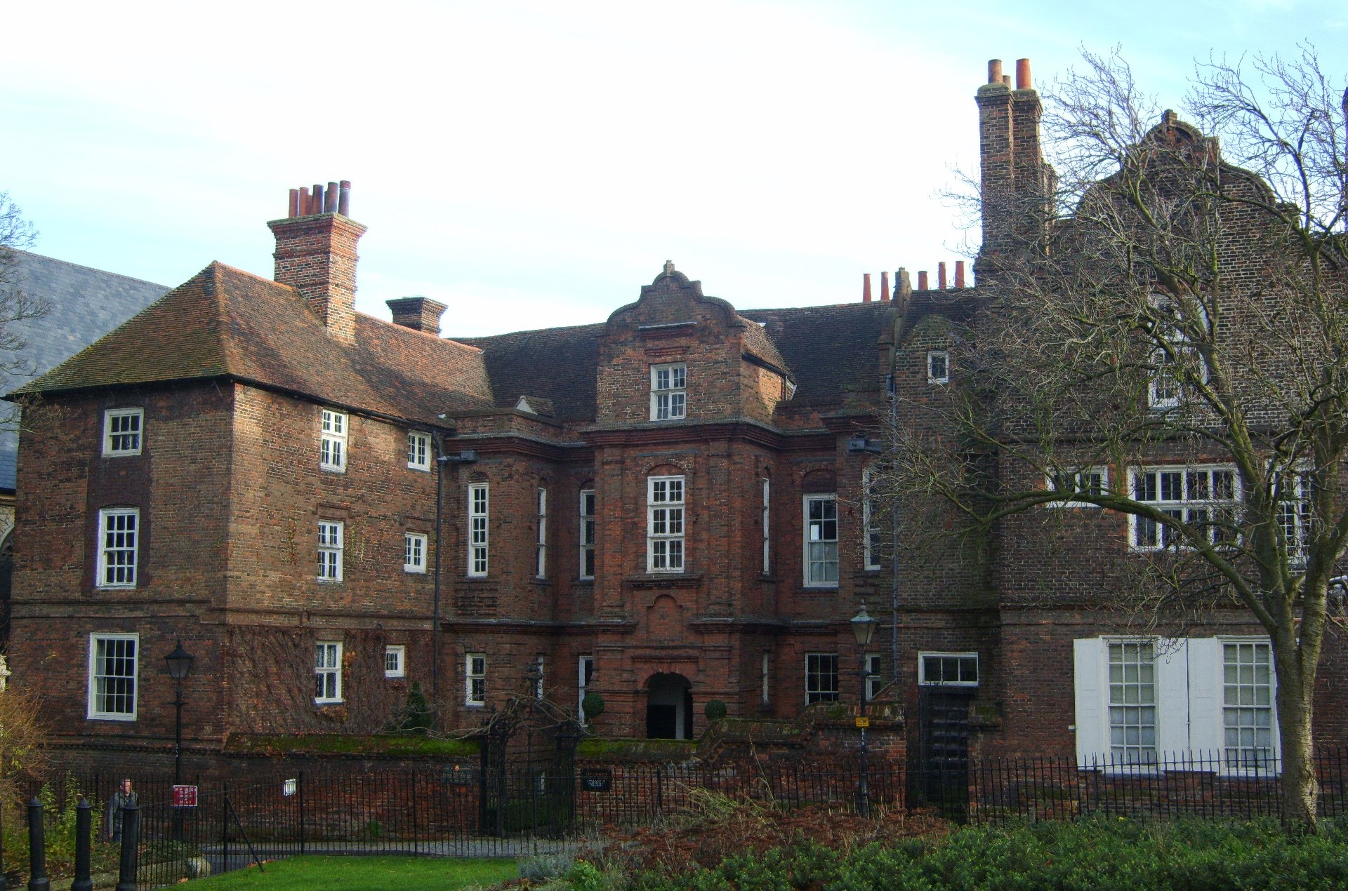 Restoration House в Рочестере. Мидуэй, Юго-Восточная Англия. По словам биографа Джона Форстера, писатель Чарльз Диккенс, живший неподалёку, использовал Реставрационный дом в качестве прототипа дома мисс Хэвишем в романе «Большие надежды».