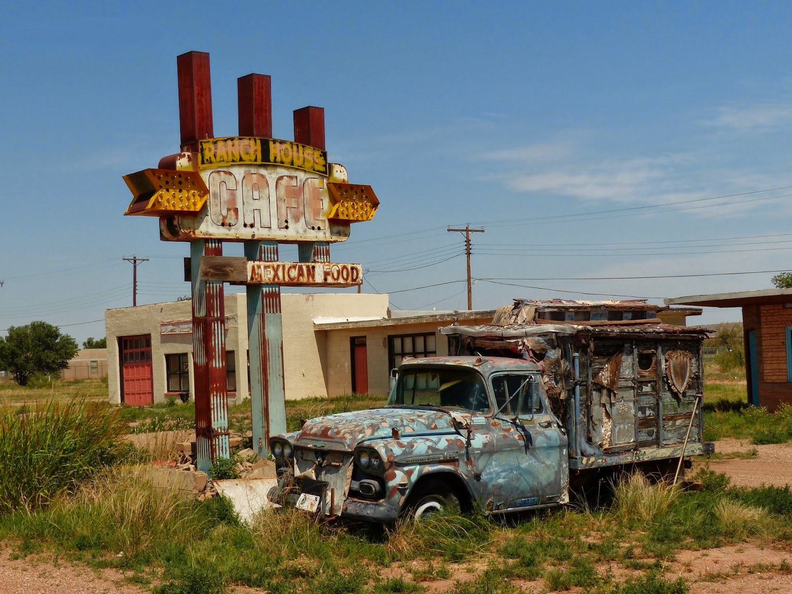 Шоссе 66 США или Автомагистраль 66 США (US 66 или Шоссе 66) — одна из первых автомагистралей в системе нумерации автомагистралей США. Шоссе US 66 было основным маршрутом для тех, кто мигрировал на запад, особенно во время Пыльного котла 1930-х годов. На трассе 66 встречается множество заброшенных закусочных, заправок, мотелей. Источник: blogspot.com.