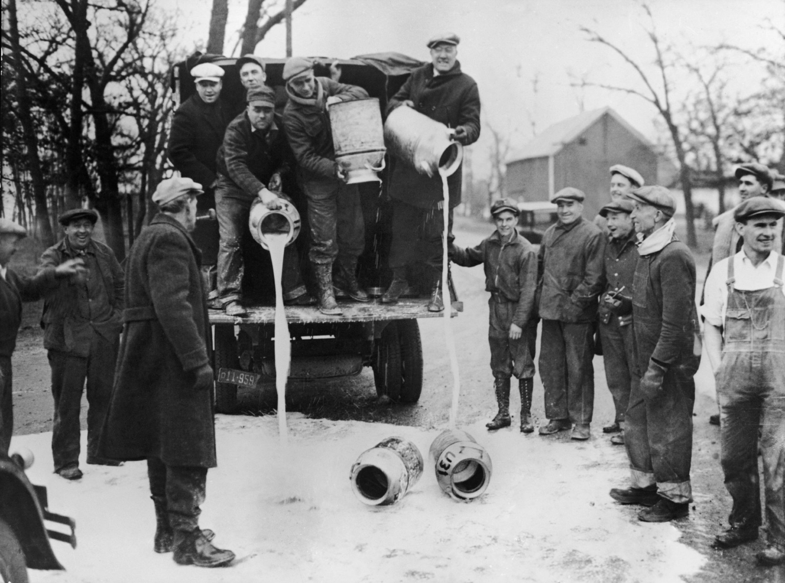 Фермеры уничтожают молоко во времена Великой депрессии. США, 1930-е. Источник: gettyimages.