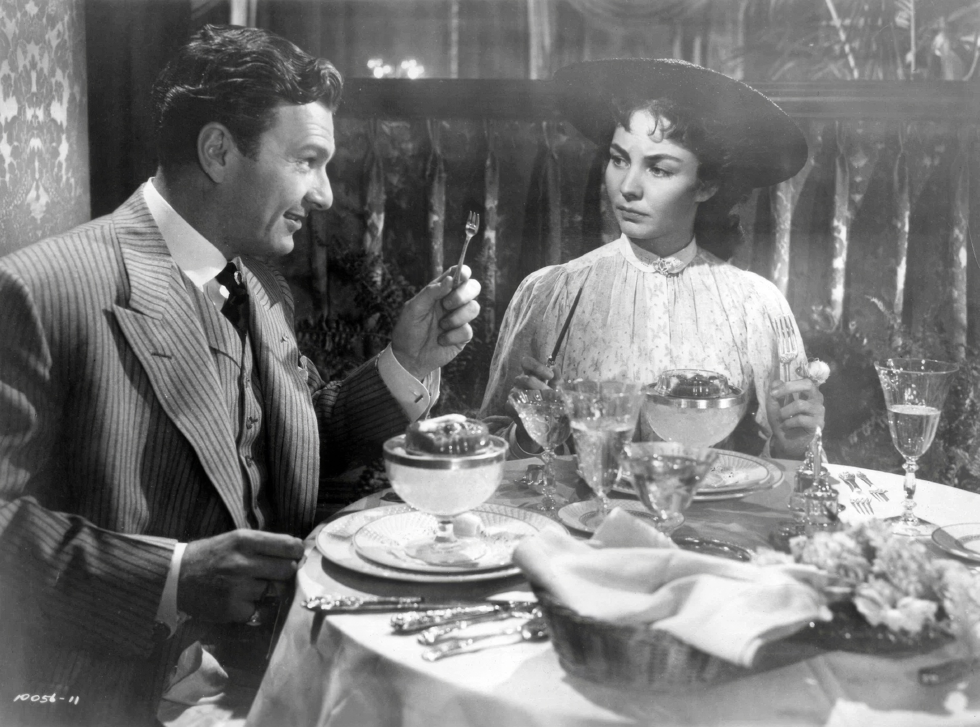 Кадр из фильма «Сестра Кэрри», 1952 год, режиссер Уильям Уайлер. В роли Керри - Дженнифер Джонс, в роли Джорджа Герствуда - Лоуренс Оливье.