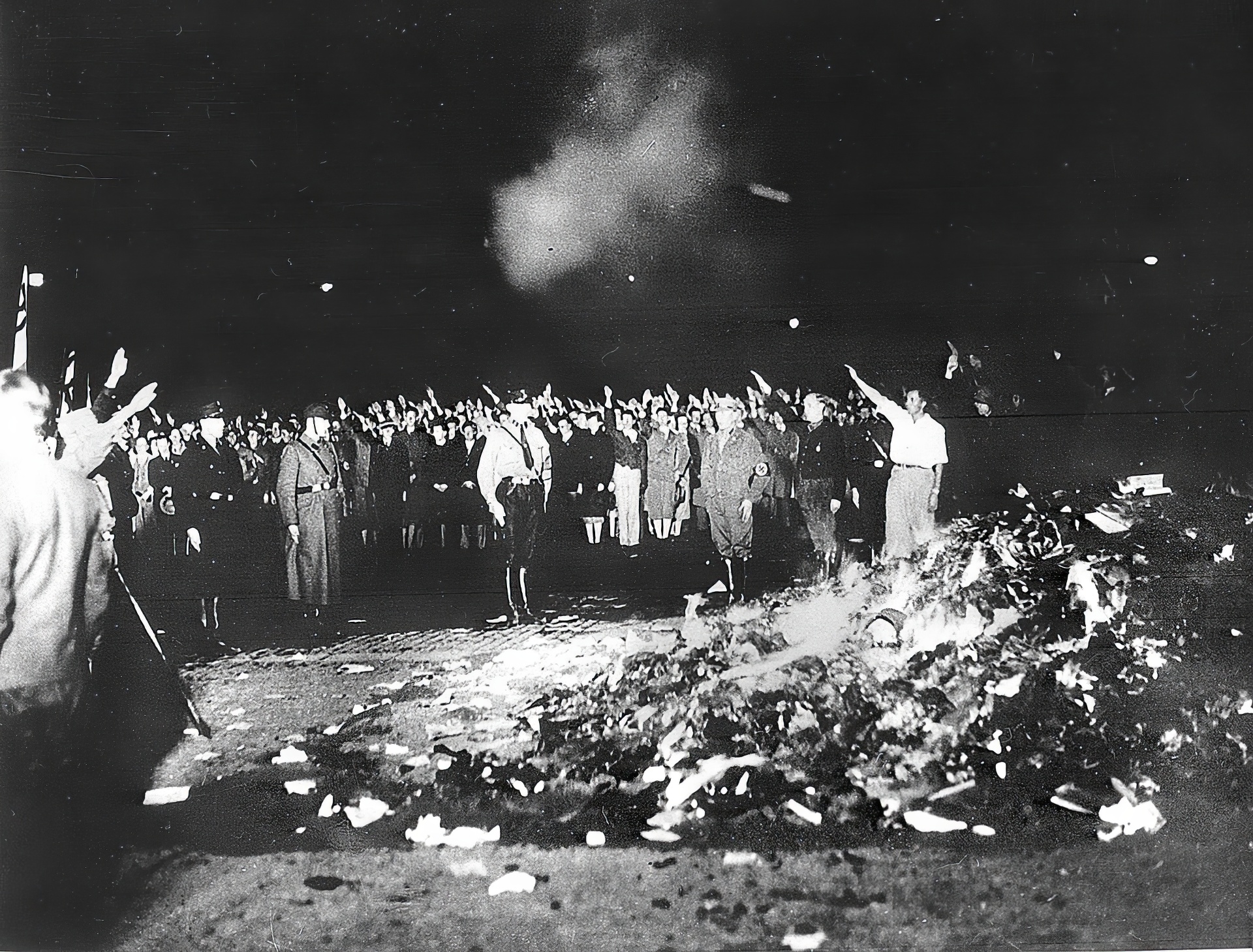 Студенты сжигают «негерманские» сочинения и книги на берлинской площади Опернплац 10 мая 1933 г. Фотограф: Георг Паль. https://ru.wikipedia.org/wiki/Сожжение_книг_в_нацистской_Германии