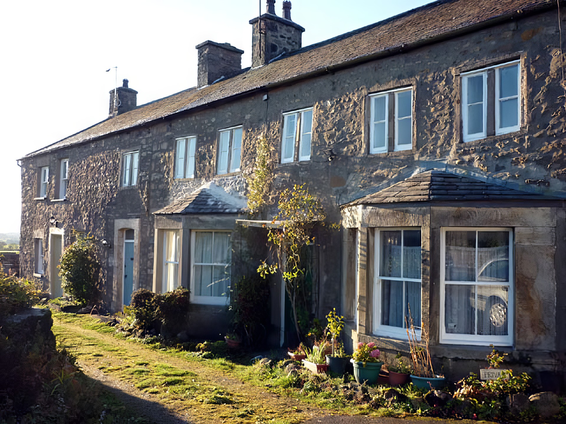 Здание бывшей школы для дочерей священников в деревне Коуэн-Бридж, Ланкашир, где учились сестры Бронте. Школу Коуэн-Бридж можно считать прототипом школы Ловуд в романе "Джен Эйр". 