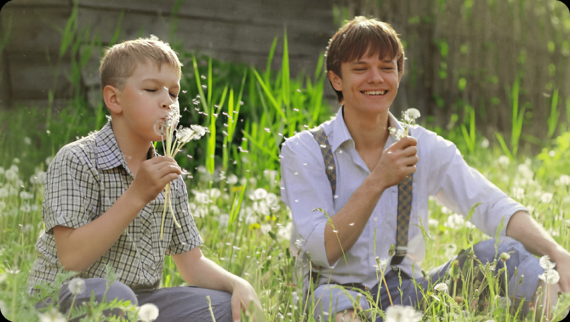 Кадр из фильма "Вино из одуванчиков" (1997), режиссёр Игорь Апасян. Андрей Новиков (справа на фото) в роли Дугласа Сполдинга.