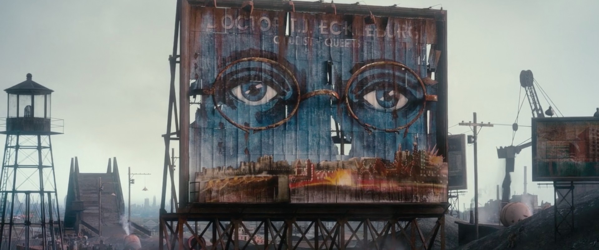 Кадр из фильма "Великий Гэтсби" (2013) режиссёра База Лурмана. Глаза доктора Т. Дж. Эклберга с рекламного плаката в долине шлака.