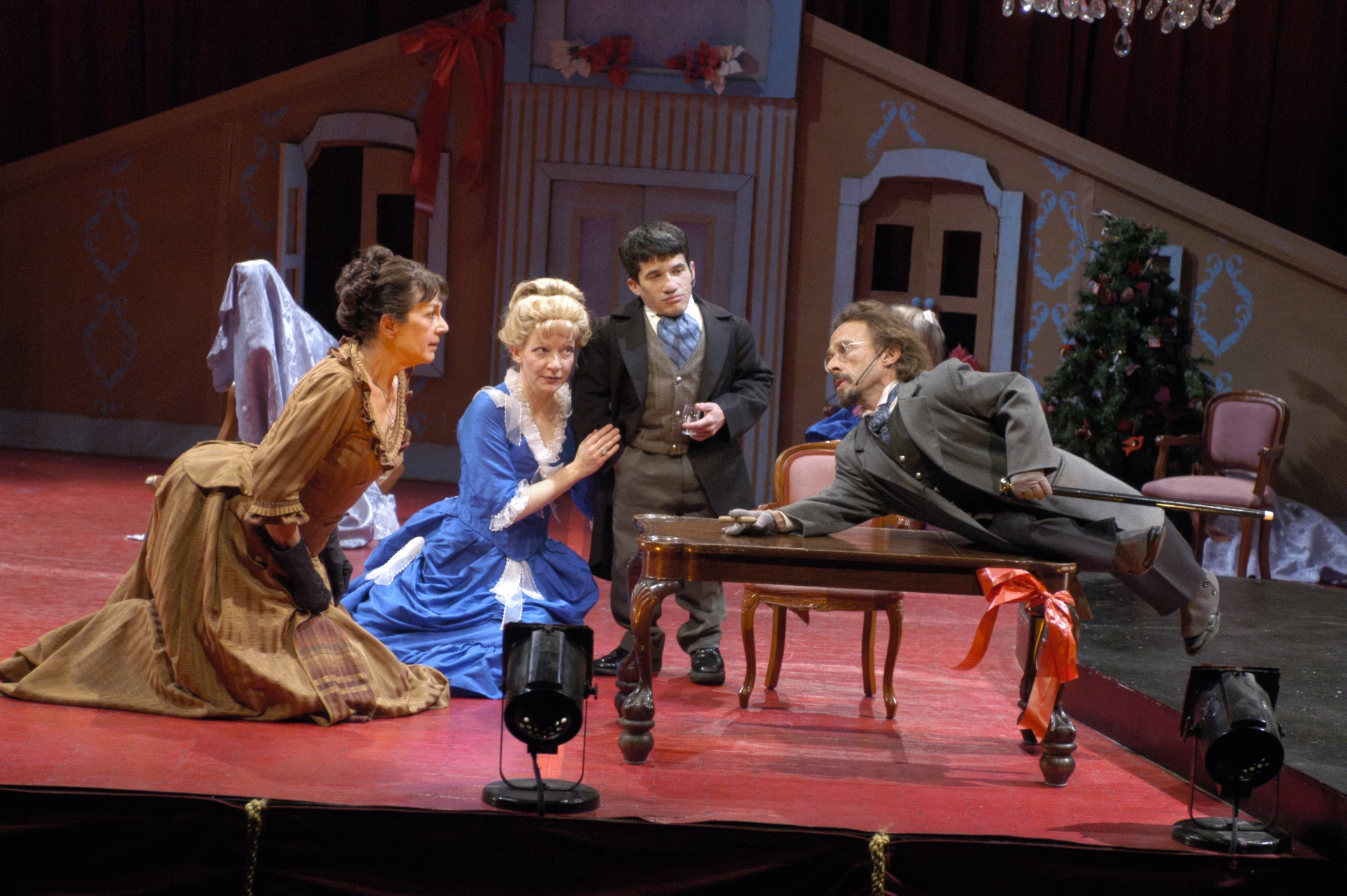 Постановка «Кукольный дом» театра Mabou Mines (США) 2003 года, режиссёр — Л. Бруер.