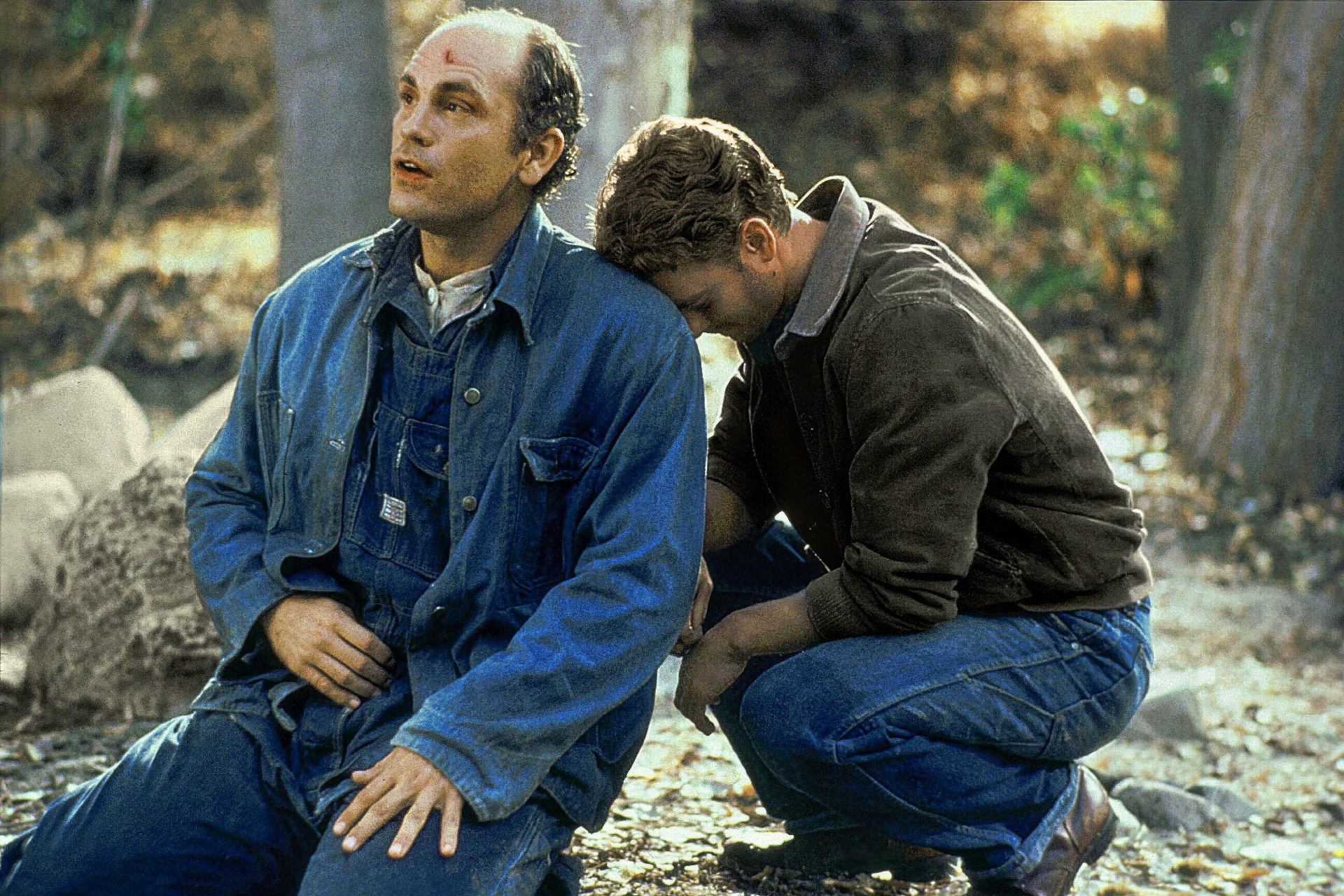 Кадр из фильма "О мышах и людях" (1992) режиссёра Гэри Синиза. В роли Ленни Смолла - Джон Малкович, в роли Джорджа Мильтона -Гэри Синиз. 