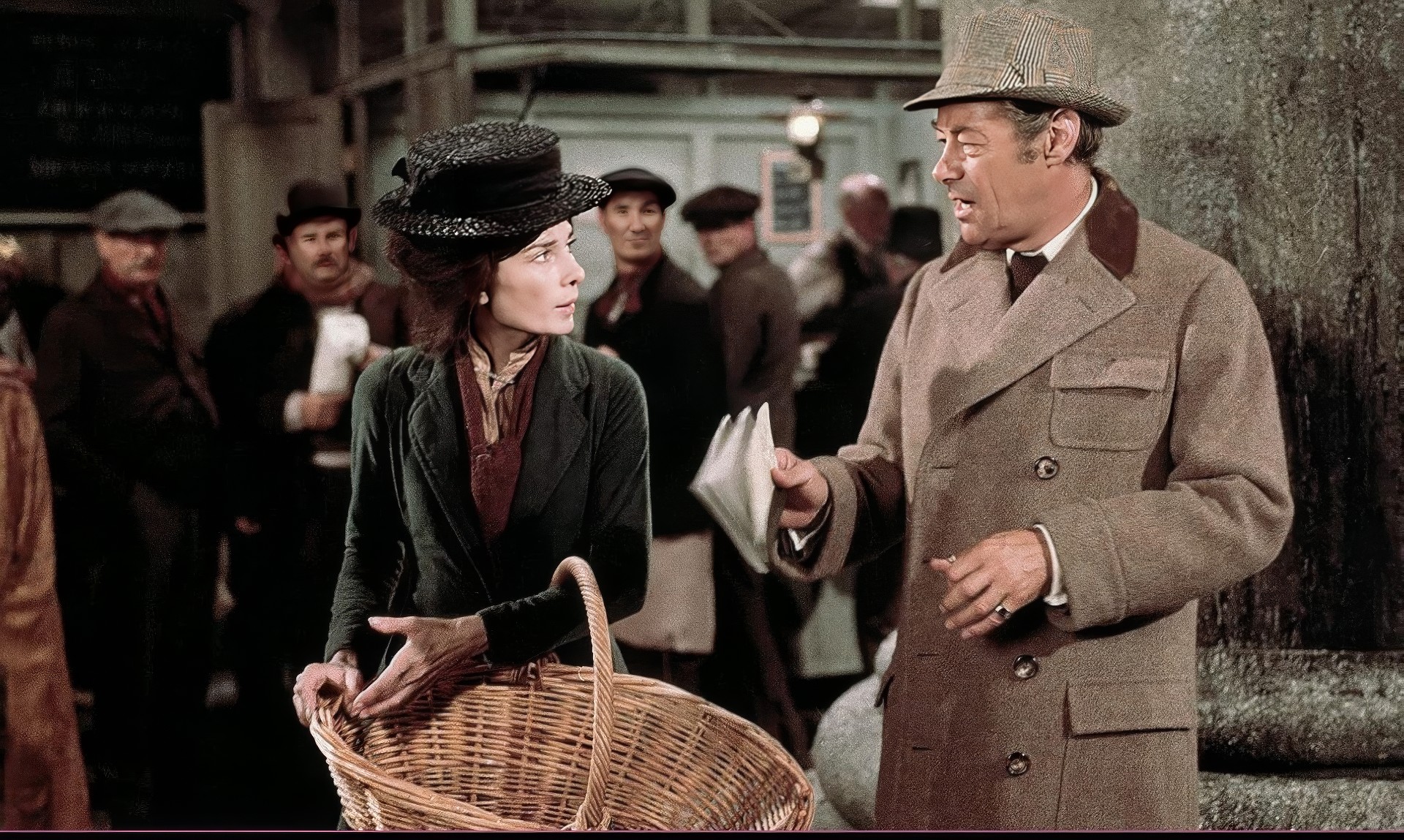 Кадр из американского музыкально-комедийного фильма 1964 года «Моя прекрасная леди» (My Fair Lady), экранизированного по мотивам мюзикла Лернера и Лоу 1956 года по пьесе Джорджа Бернарда Шоу «Пигмалион» 1913 года. 