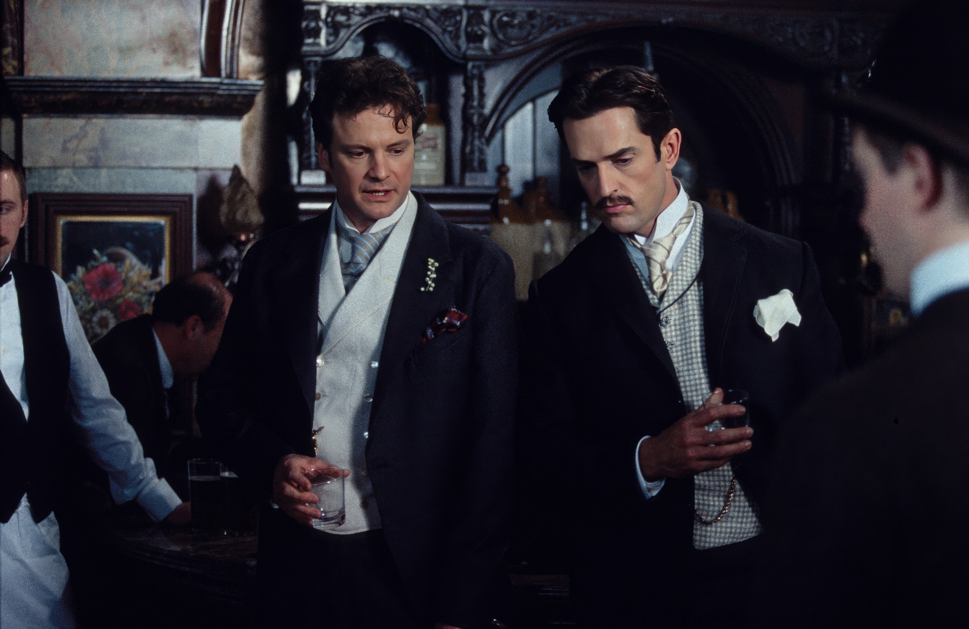  Кадр из британского фильма "Как важно быть серьёзным" (2002). Руперт Эверетт	- в роли Алджернона Монкрифа и Колин Фёрт - в роли Джека Уординга.
