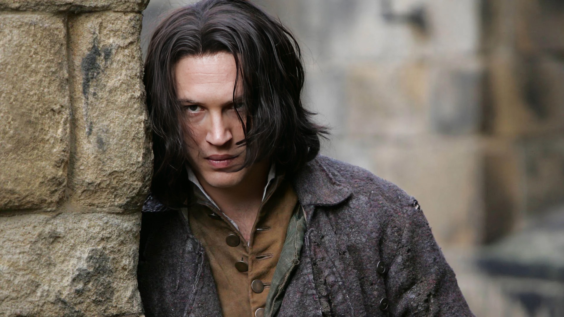 Том Харди исполнил роль Хитклиффа в двухсерийном британском телесериале «Грозовой перевал» (2009). 