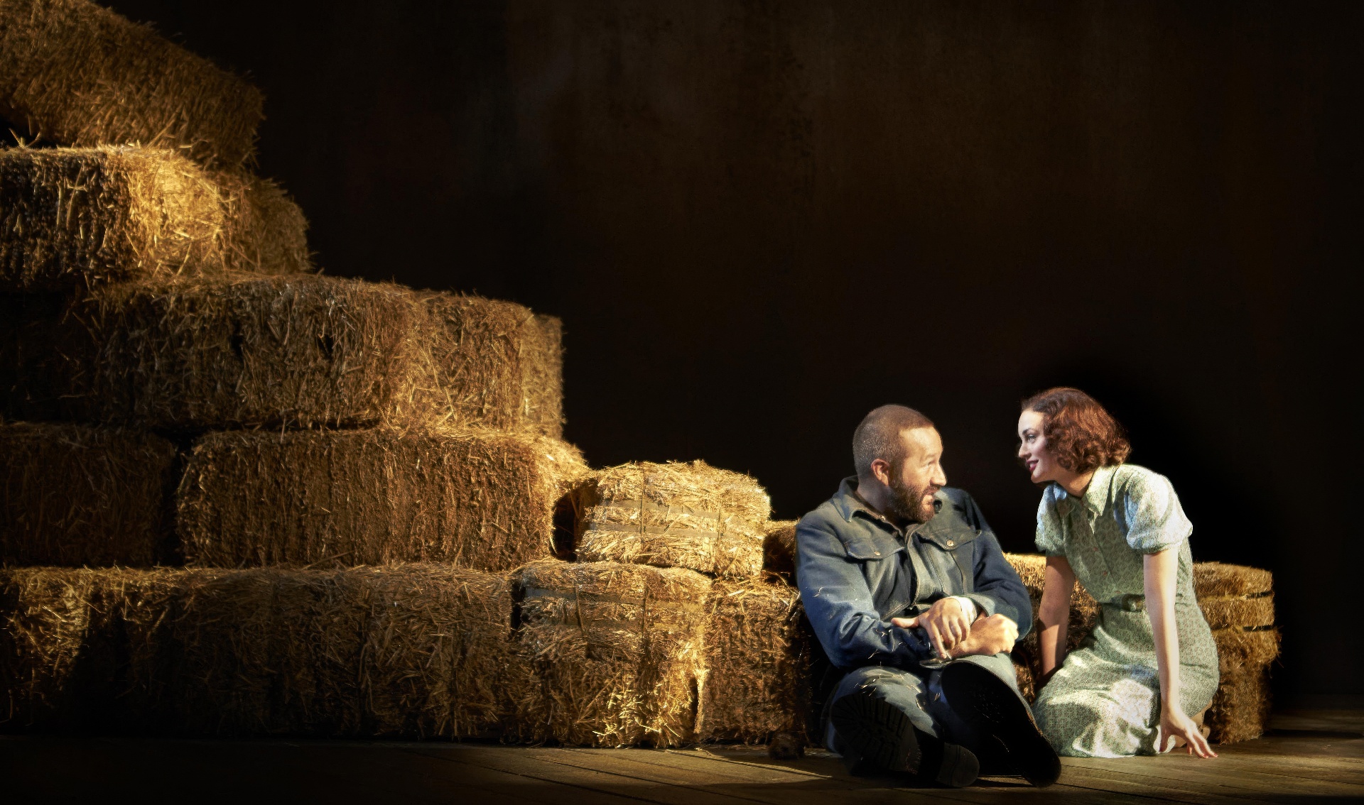 Актриса Лейтон Мистер в роли жены Кудряша в бродвейской постановке (2014) по повести Джона Стейнбека «О мышах и людях». В роли Ленни - Крис О’Дауд. 