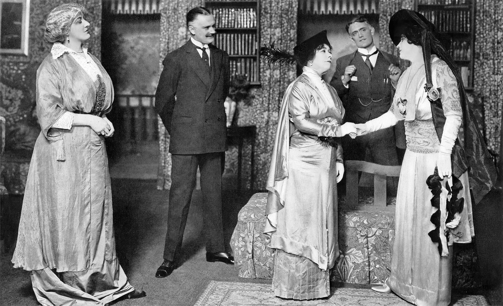 Миссис Патрик Кэмпбелл в роли Элизы Дулитл (справа) в бродвейской постановке "Пигмалиона" в 1914 году.