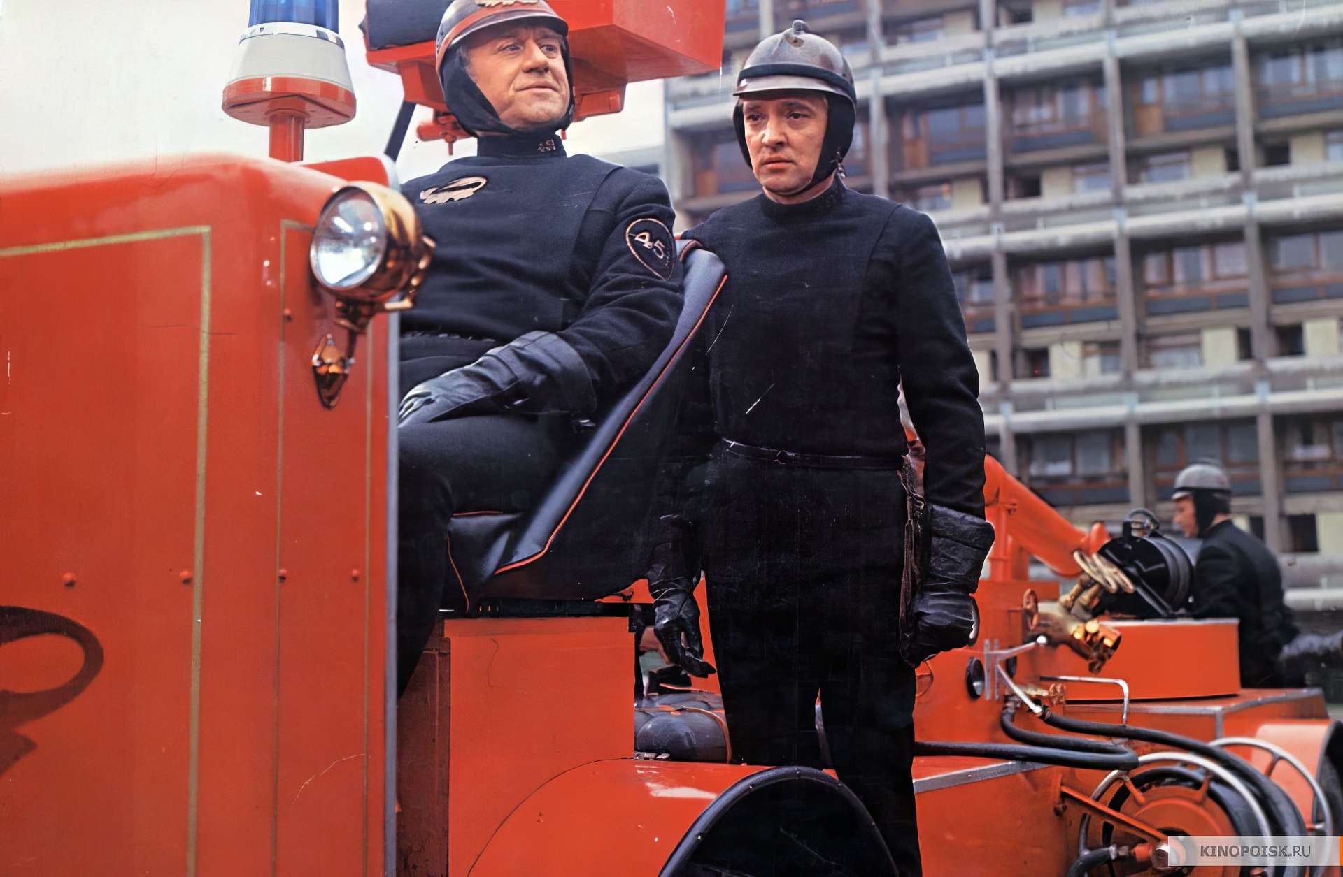 Сирил Кьюсак (брандмейстер Битти - сидит) и Оскар Вернер (стоит). Кадр из экранизации 1966 года, режиссёр Франсуа Трюффо.