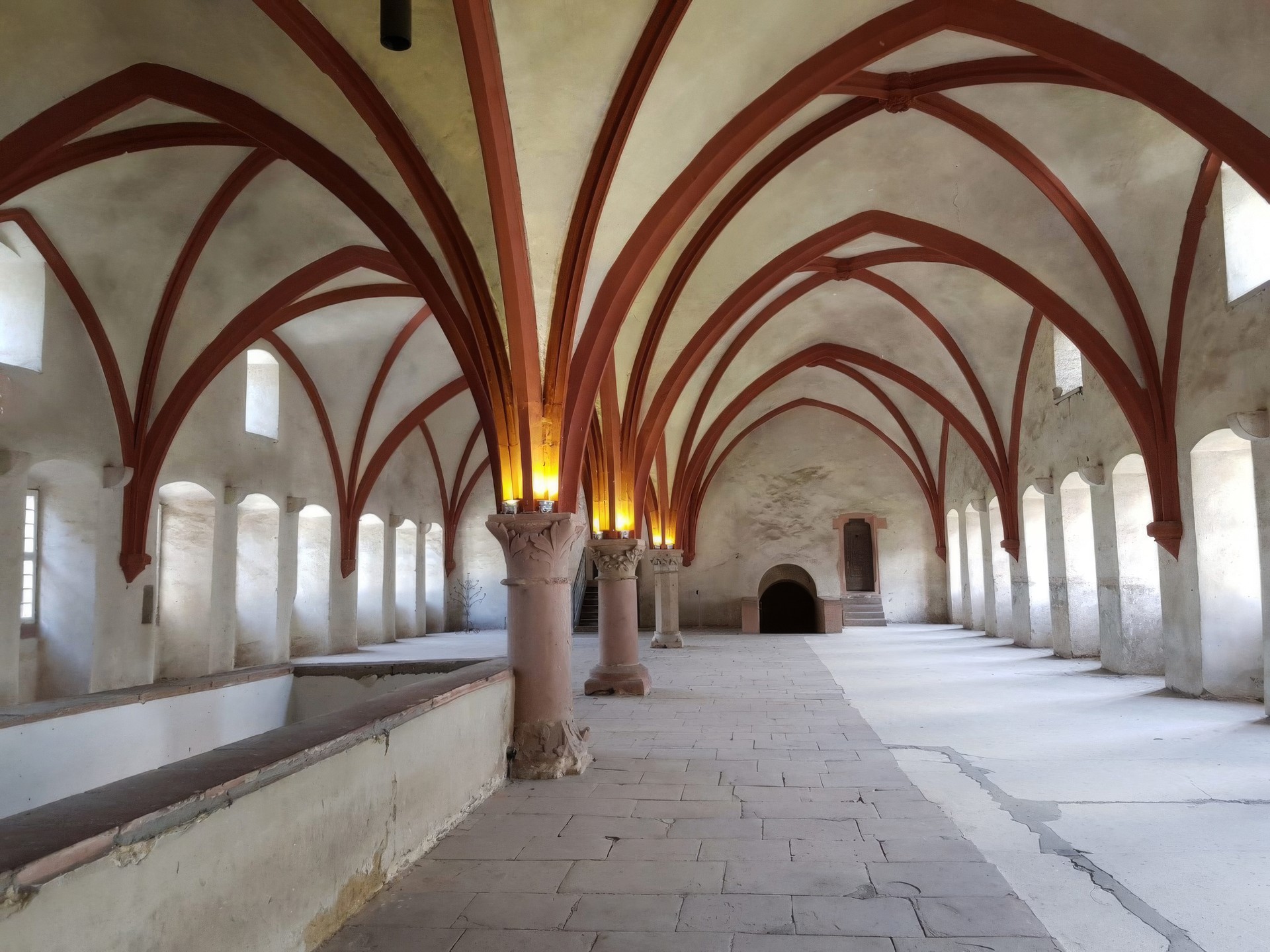 Дормиторий — общее спальное помещение монахов длиной 72 метра монастыря Эбербах (Германия).  Данное помещение в фильме "Имя розы" (1986) было представлено как скрипторий — мастерская по переписке рукописей.
 