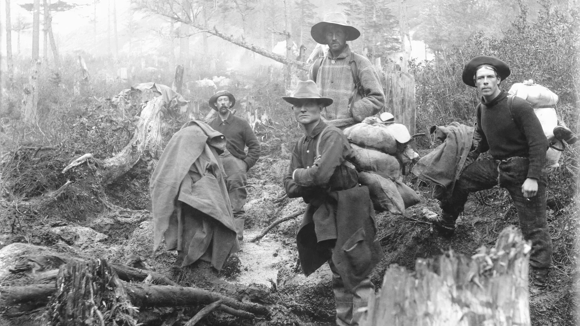 В 1897 году Лондон (на фото - крайний справа) отправился исследовать золотые прииски на севере, как и эти четверо старателей, позирующих на тропе в том же году во время золотой лихорадки на Юконе. Изображение: Библиотека Конгресса США.