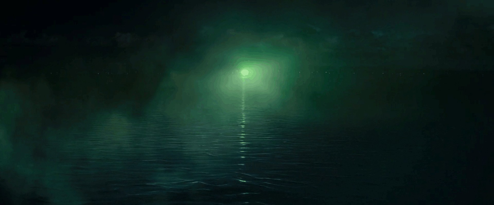 Кадр из фильма "Великий Гэтсби" (2013) режиссёра База Лурмана. Зелёный огонёк.