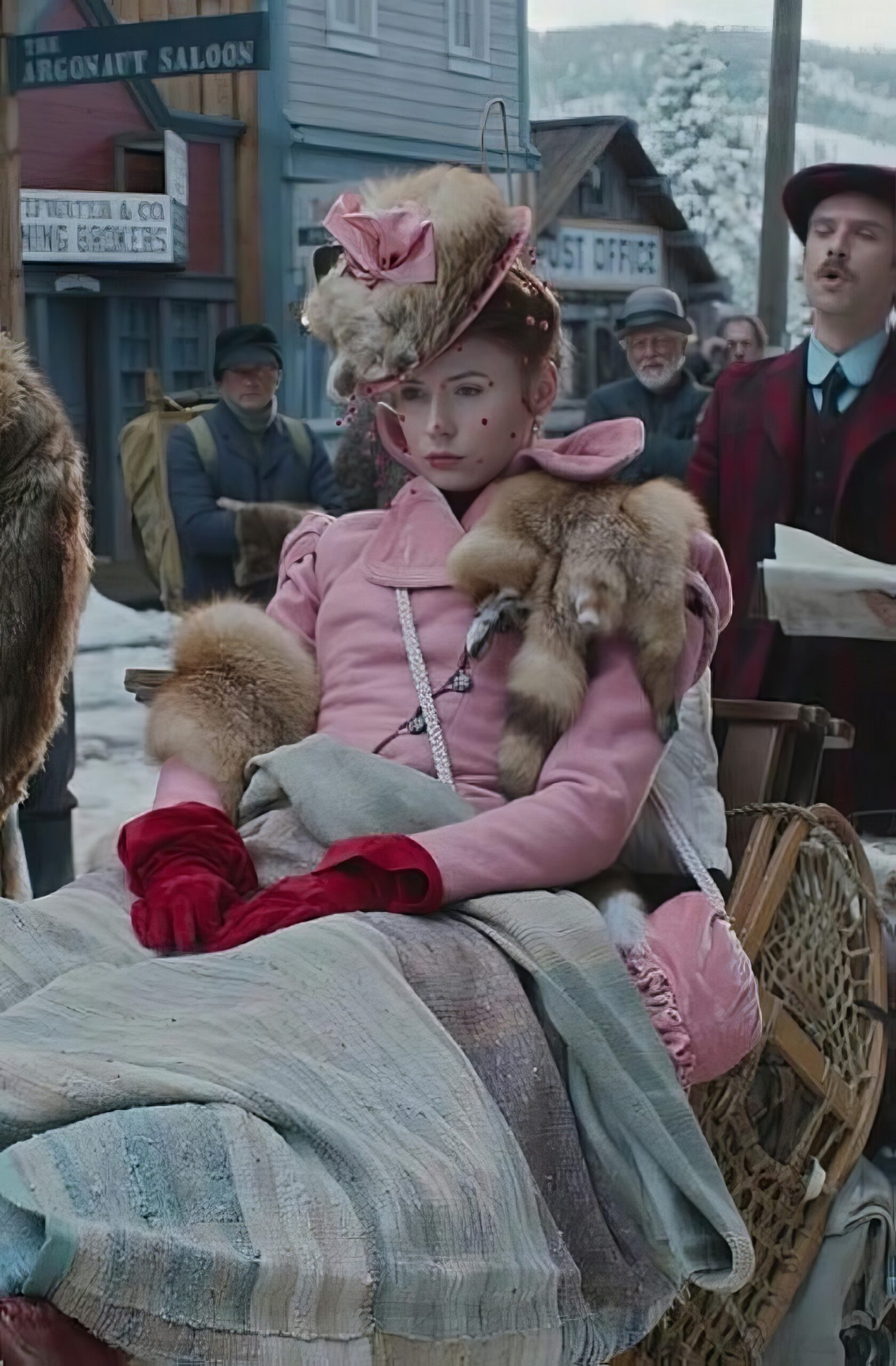 Кадр из фильма "Зов предков" (2020). В роли Мерседес - Карен Гиллан. 