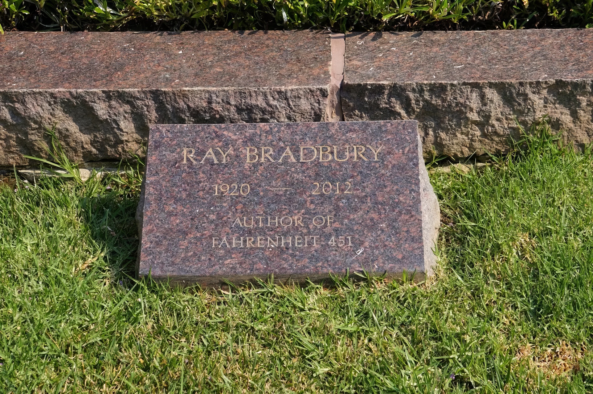 Надгробие Рэя Брэдбери на Вествудском кладбище на западе Лос-Анджелеса.  
Ещё до смерти писатель указал место своего захоронения и выбрал надпись на надгробии: «Автор 451-го градуса по Фаренгейту».  https://commons.wikimedia.org/wiki/File:Headstone_of_Ray_Bradbury,_May_2012.jpg