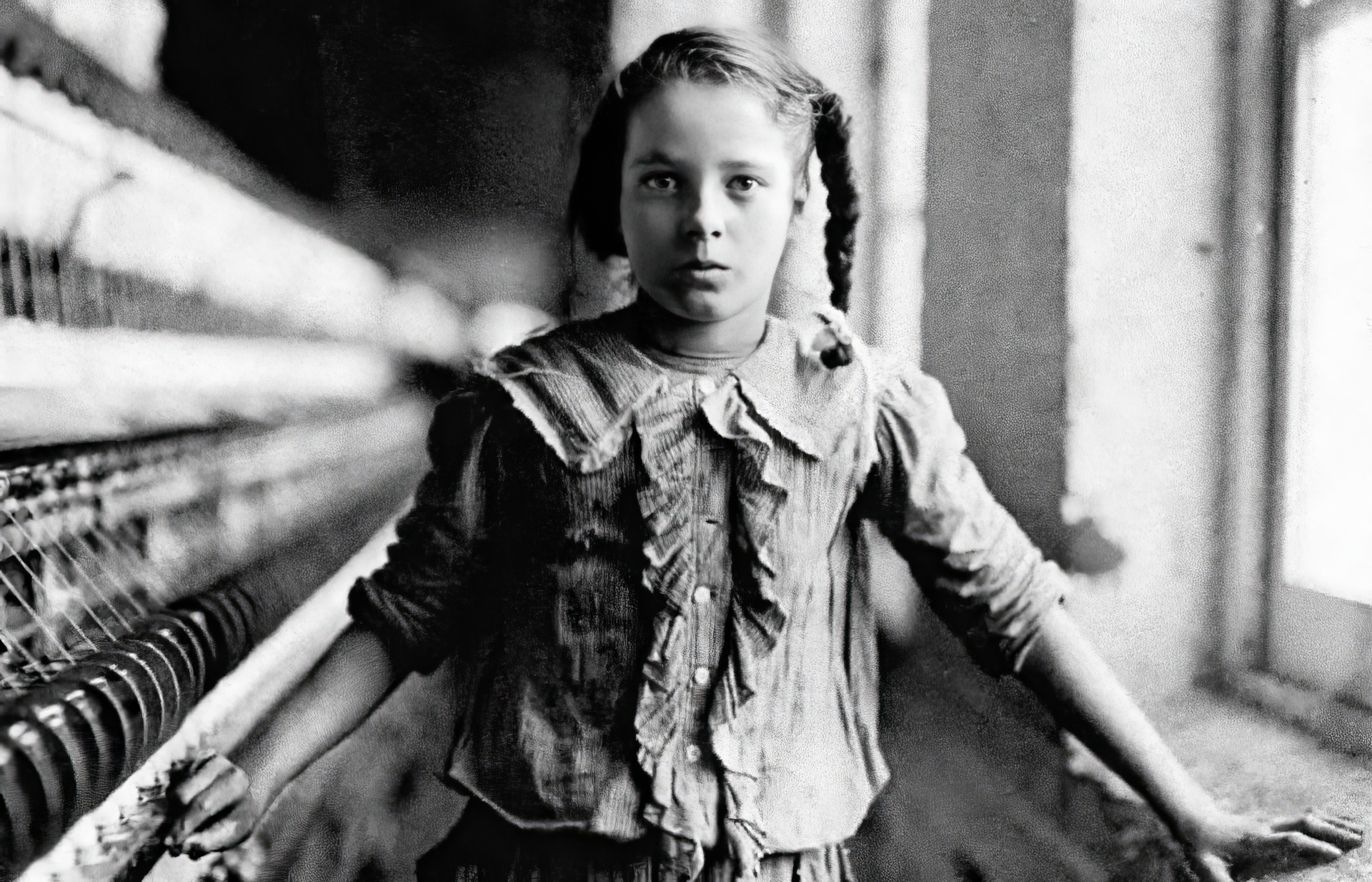 Десятилетняя девочка, работавшая прядильщицей на британской хлопковой фабрике. Источник: Lewis Wickes Hine / artsy.net.