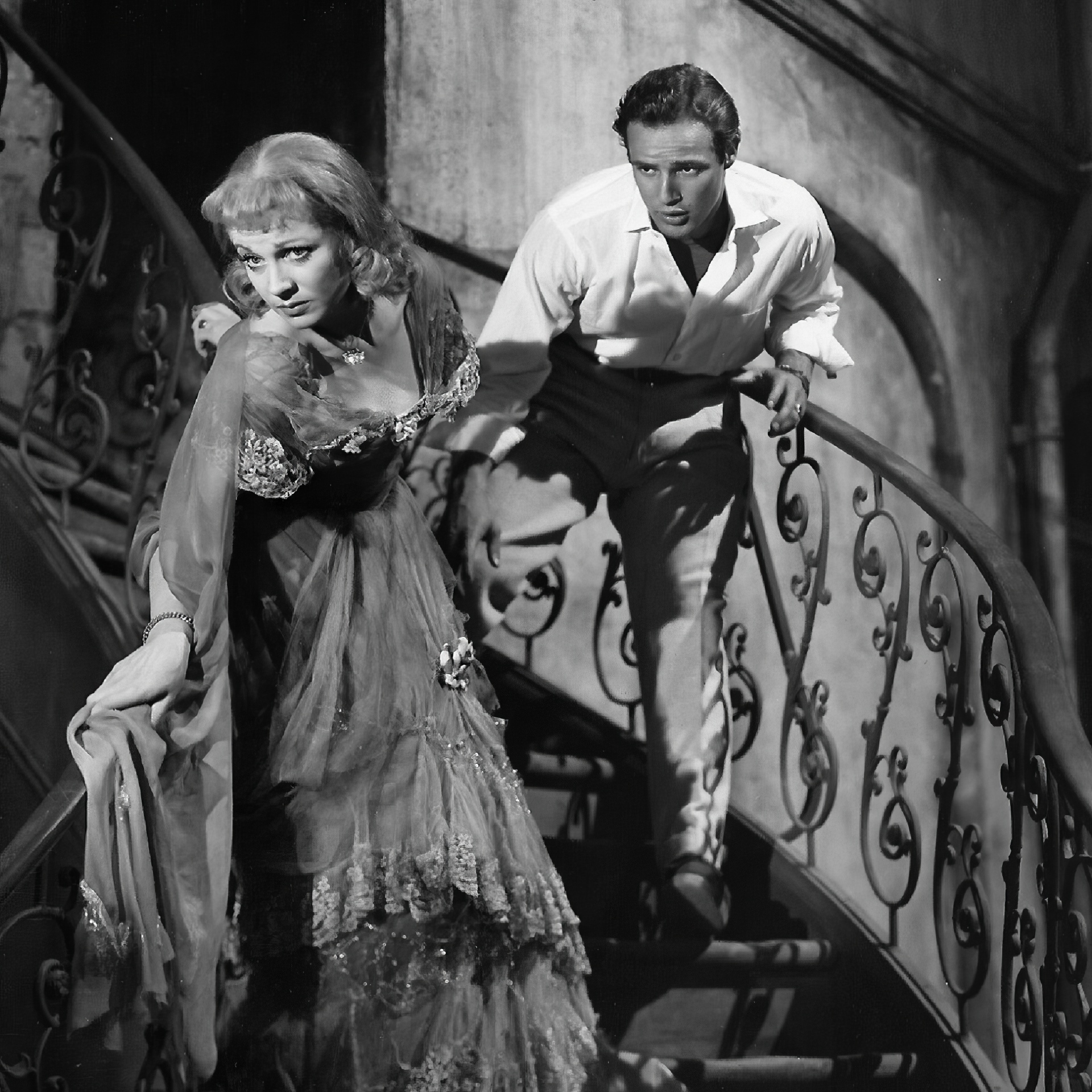 Кадр фильма «Трамвай «Желание» 1951 года. В ролях - Вивьен Ли (Бланш) и Марлон Брандо (Стэнли).