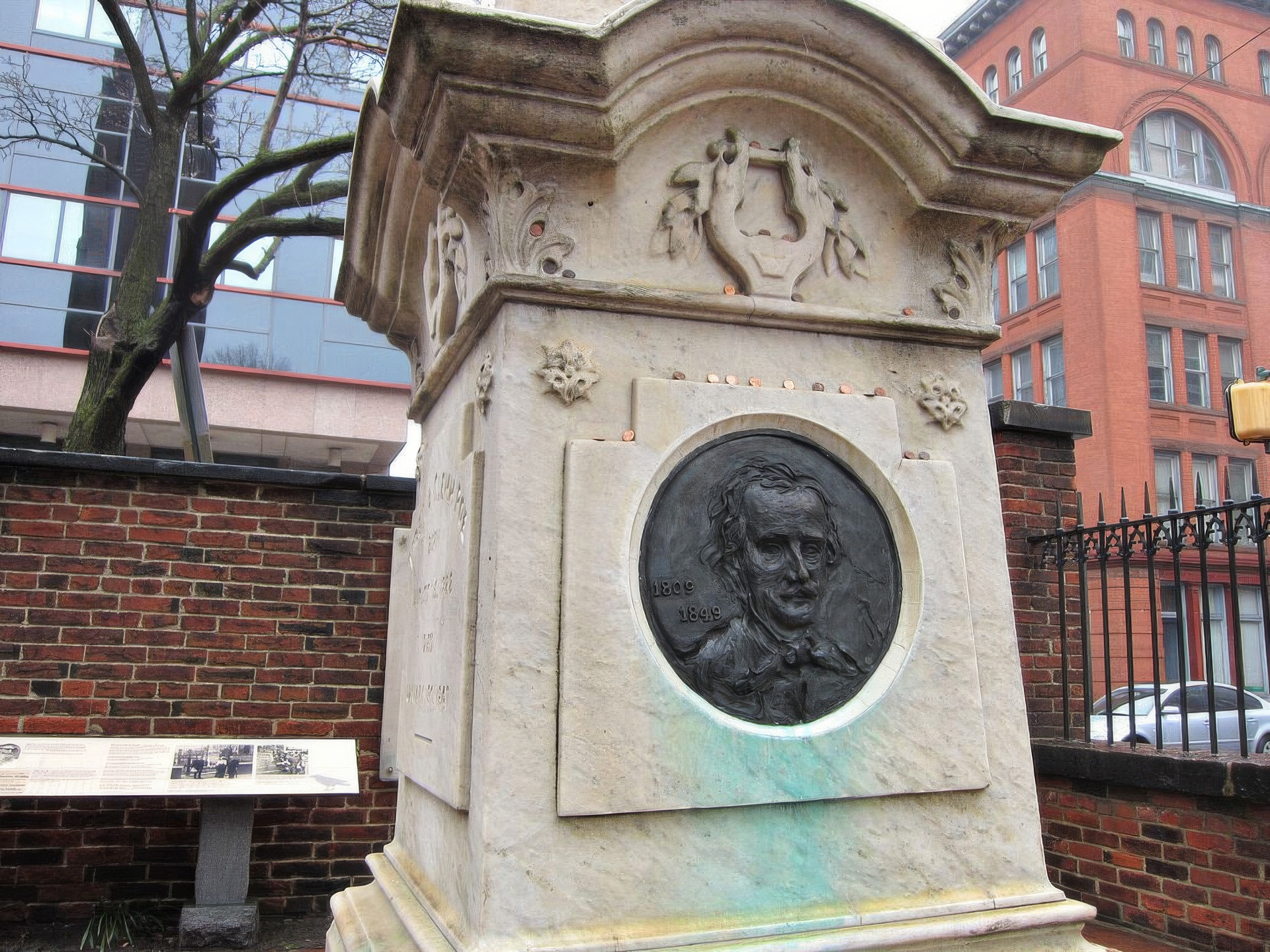 Тело писателя покоится под этим памятником на кладбище Вестминстерской пресвитерианской церкви в Балтиморе, штат Мэриленд. 