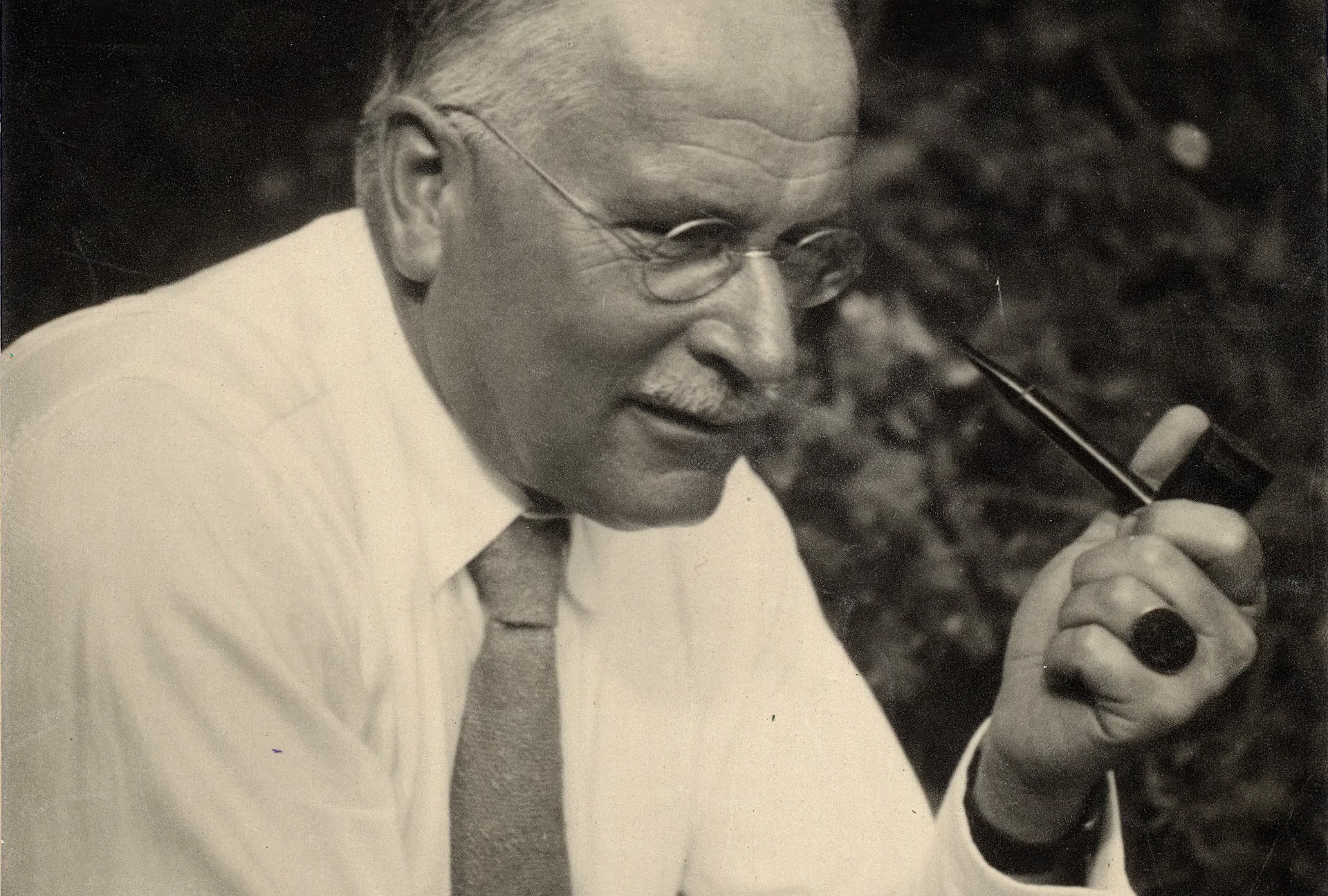 Карл Густав Юнг (1875 - 1961) — швейцарский психолог и психиатр, основоположник аналитической психологии.