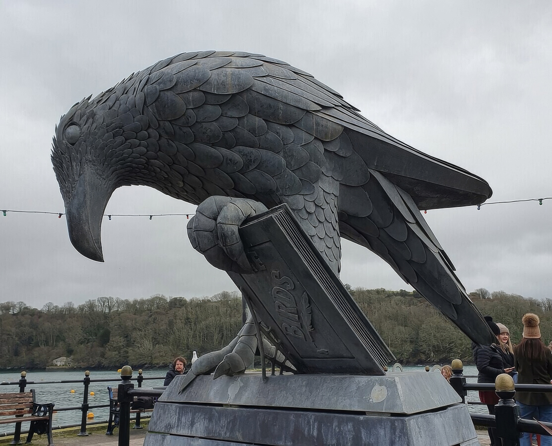 Скульптура «Грач с книгой» в память о Д. Дюморье. Она отсылает к знаменитому рассказу "Птицы", экранизированному Альфредом Хичкоком. Установлена в Фоуи, Южный Корнулолл, Англия. Авторы монумента - Гари и Томас Трасселлы.