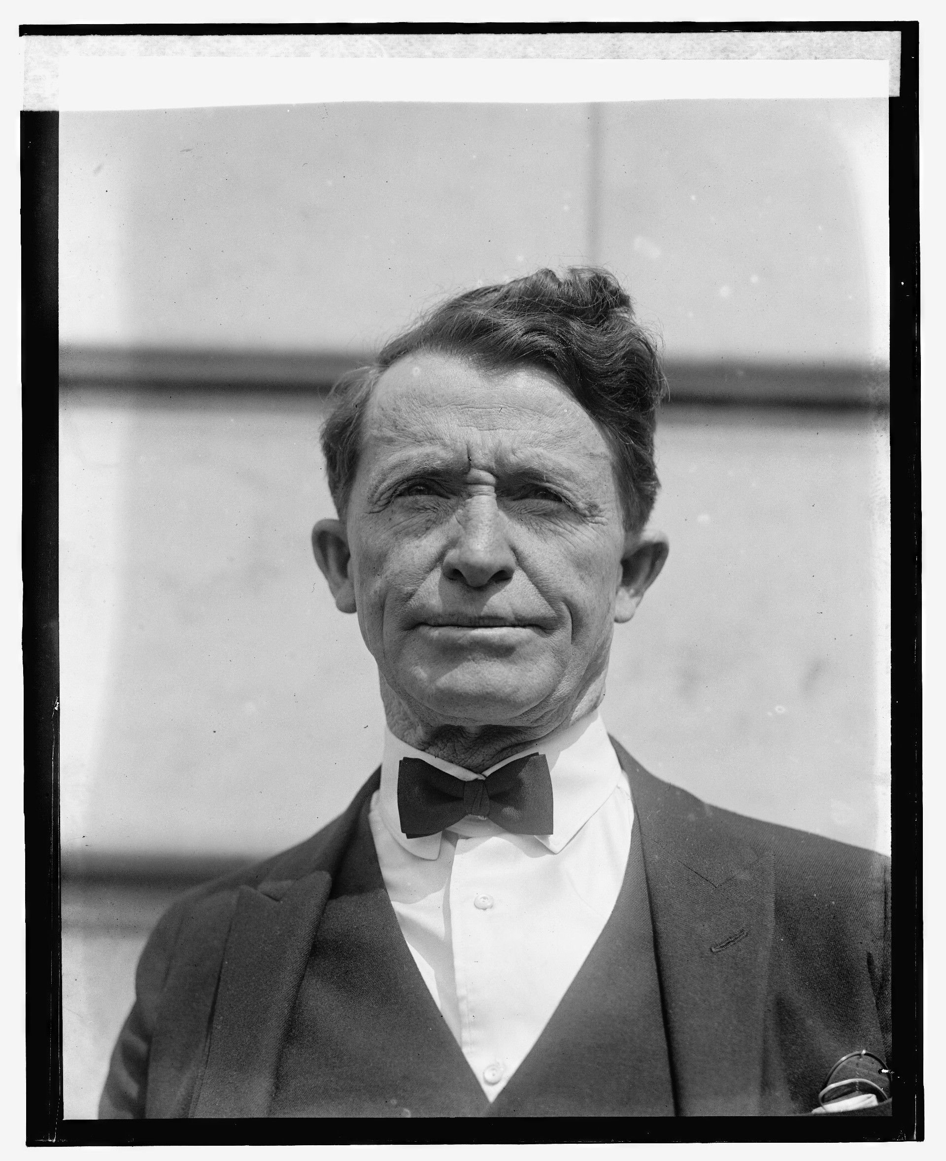 Дженнингс в 1924 году. Альфонсо Дж. "Эл" Дженнингс (англ. Alphonso J. "Al" Jennings; 25 ноября 1863 — 26 декабря 1961) — американский адвокат и киноактёр.