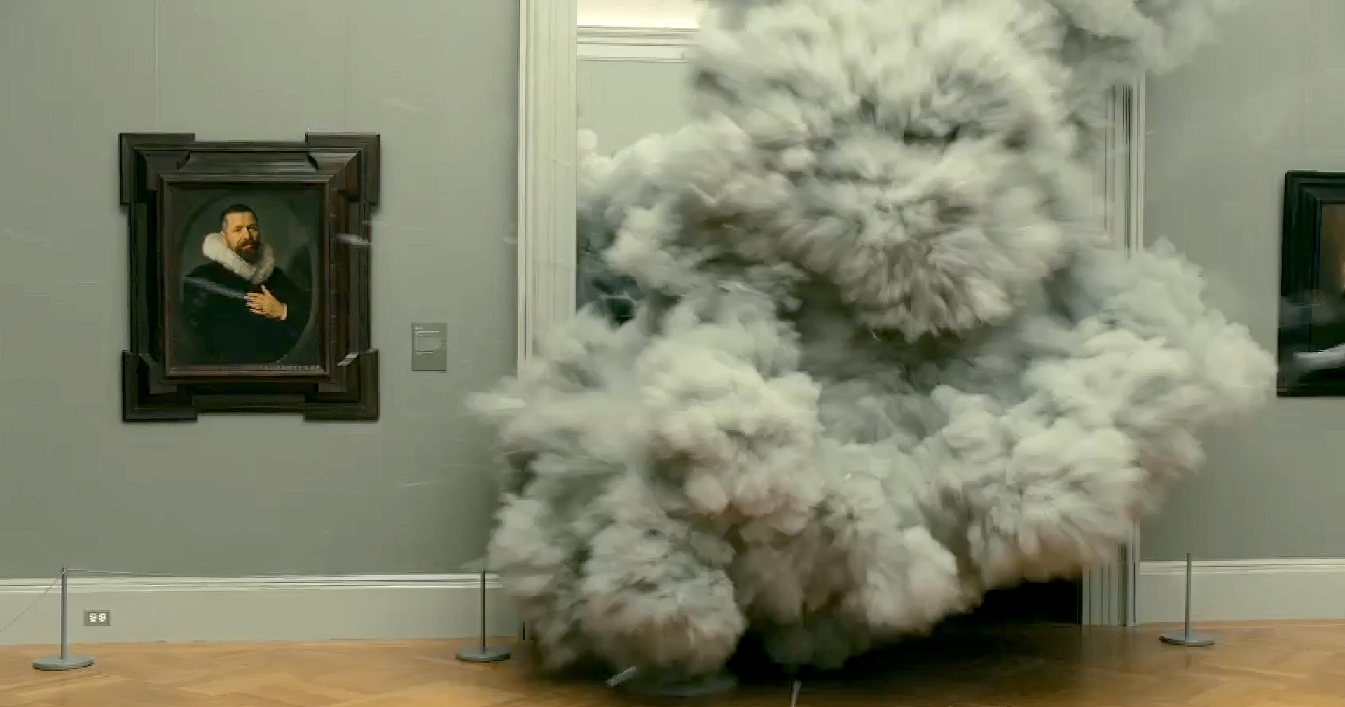 Сцена взрыва бомбы в нью-йоркском музее Метрополитен. Кадр из фильма "Щегол" (2019).