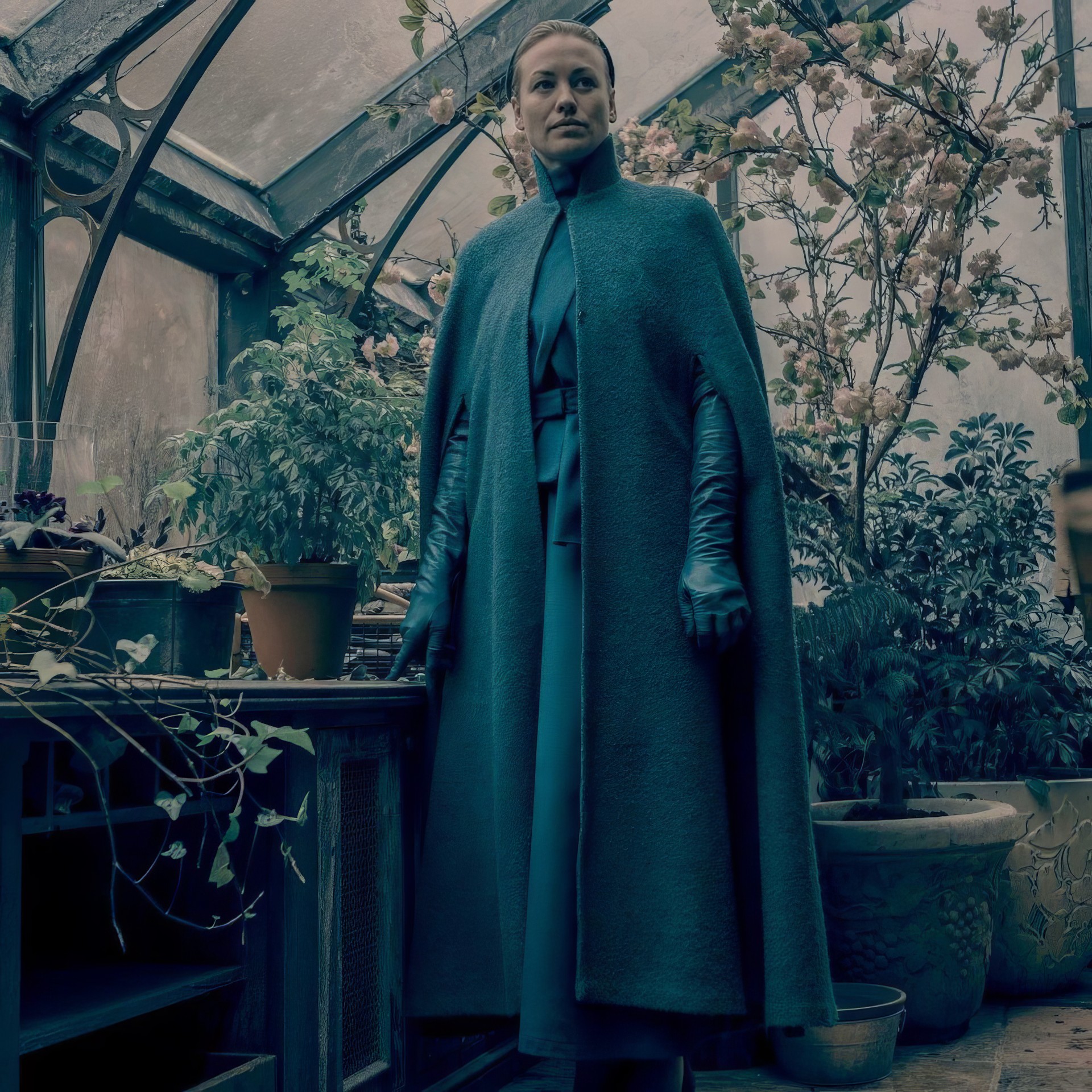 Жена командора. Кадр из фильма "Рассказ служанки" (2017), США.