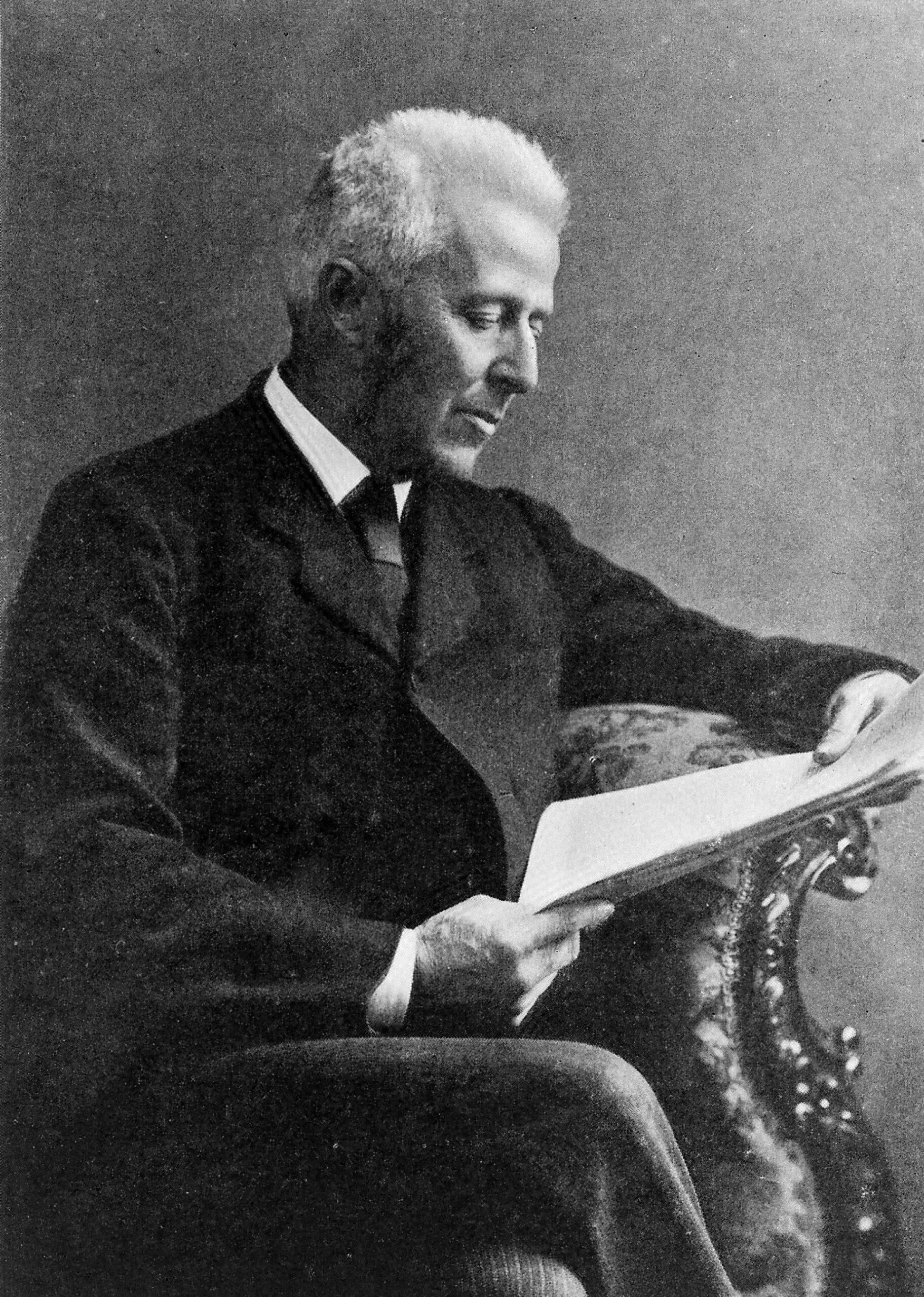 Доктор Джозеф Белл (англ. Joseph Bell; 2 декабря 1837 — 4 октября 1911) — британский врач-хирург, профессор Эдинбургского университета, наставник Артура Конан Дойла. Получил мировую известность как прототип Шерлока Холмса в произведениях своего протеже.