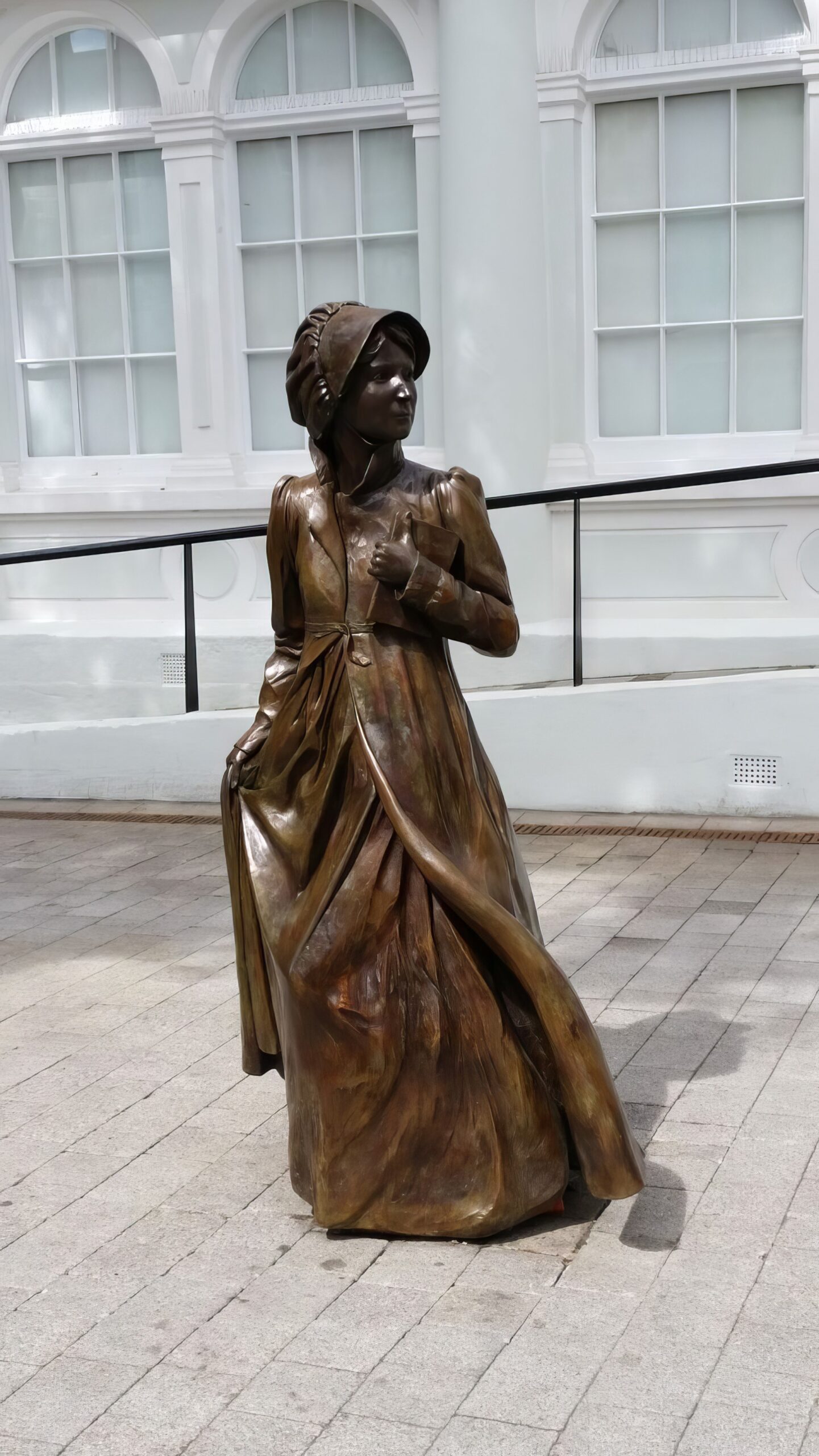 Бронзовая статуя Джейн Остин в натуральную величину работы скульптора Адама Руда находится возле музея Уиллиса на Рыночной площади Бейсингстока, графство Хэмпшир, Англия.  Считается первой статуей Остин в мире.