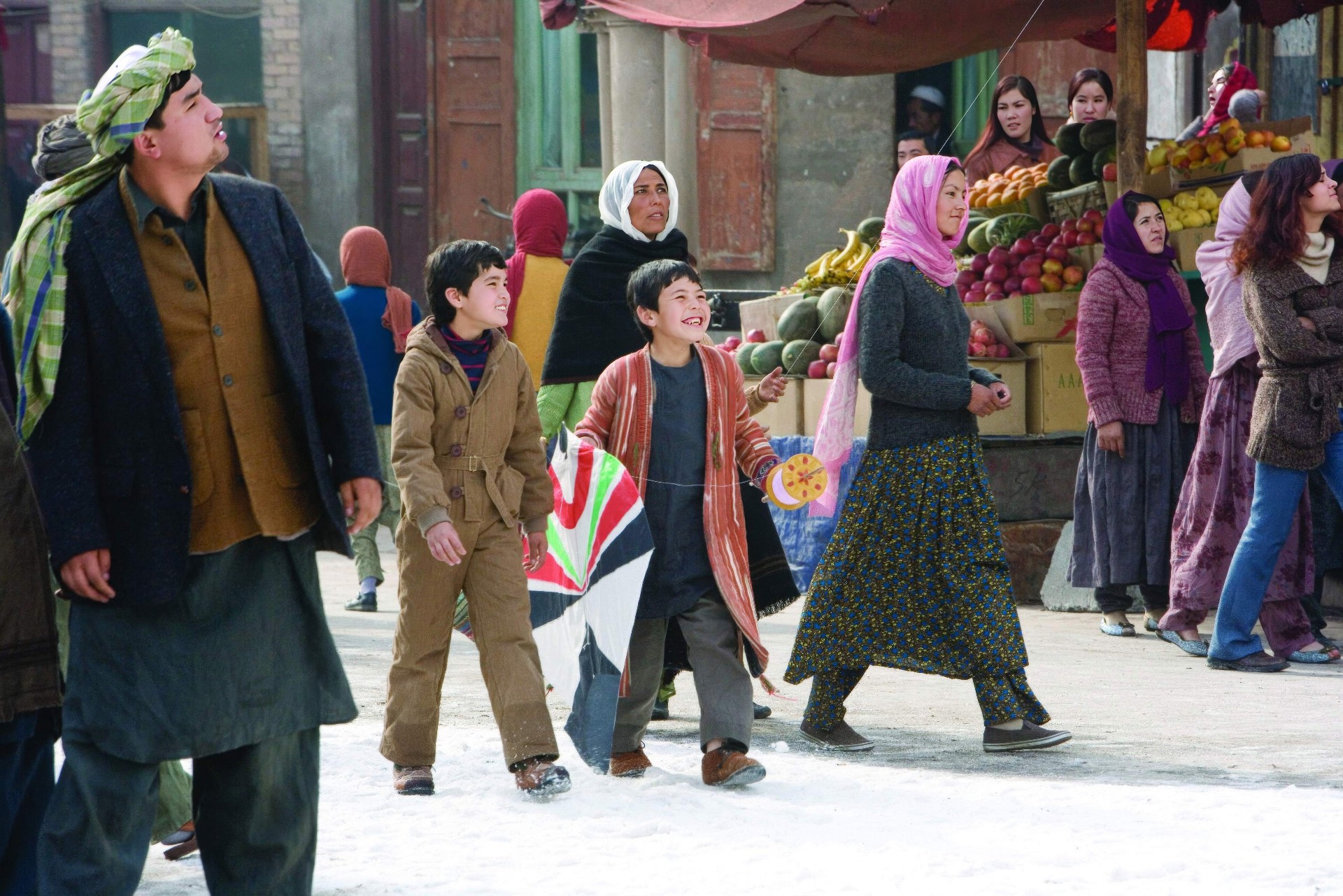 Кадр из фильма "Бегущий за ветром" (2007).