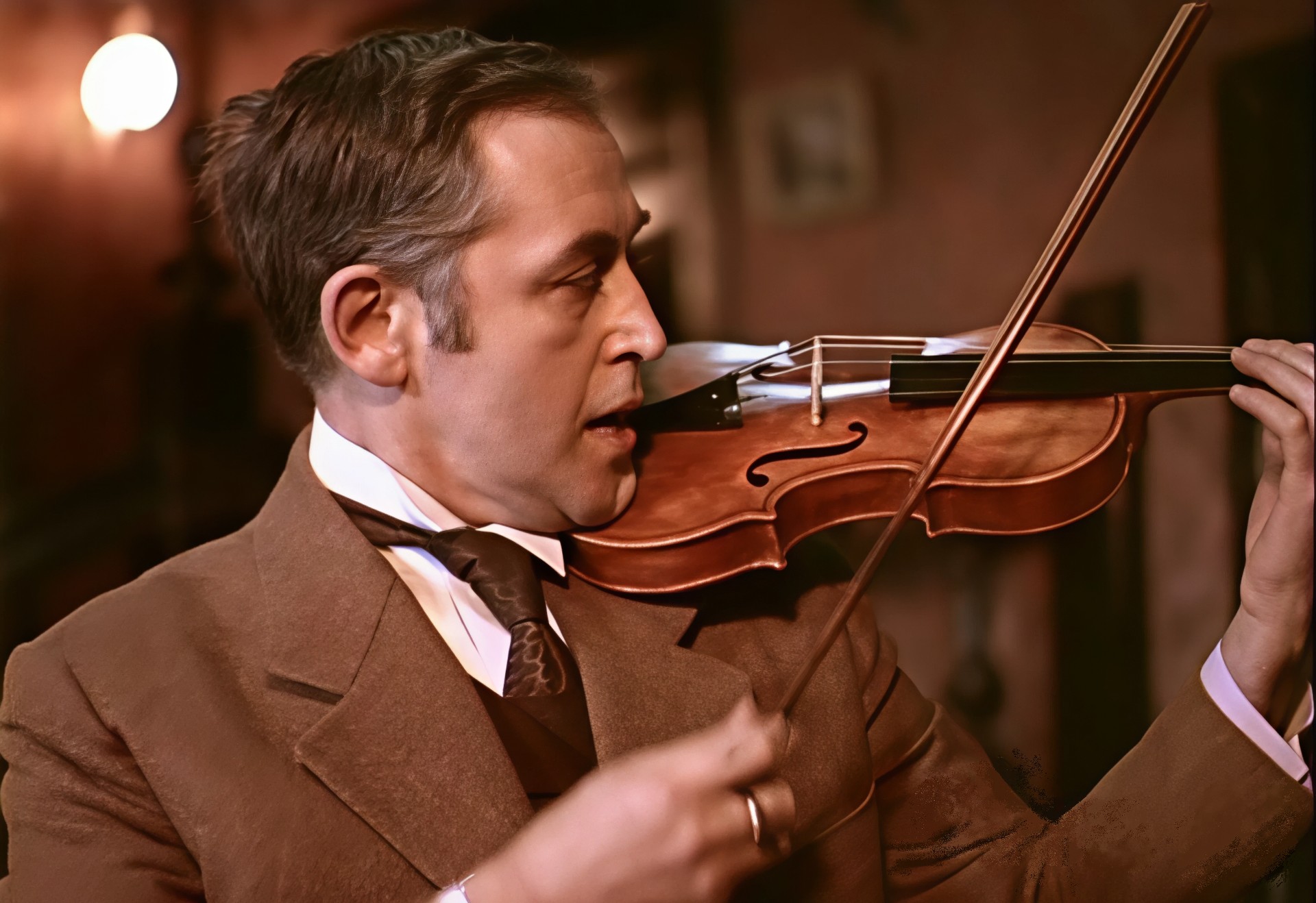 Кадр из фильма «Приключения Шерлока Холмса и доктора Ватсона» 1979 года режиссера Игоря Масленникова. В роли Шерлока Холмса - Игорь Ливанов.