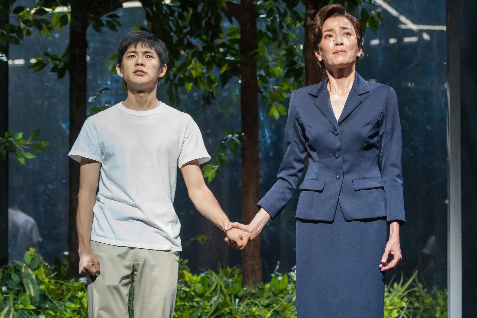 Нино Фурухата в роли Кафки и Риэ Миядзава в роли матери. Сценическая адаптация романа Харуки Мураками, режиссёр — Юкио Нинагава. Фото: Стефани Бергер. Фестиваль в Линкольн-центре, 2015 г.