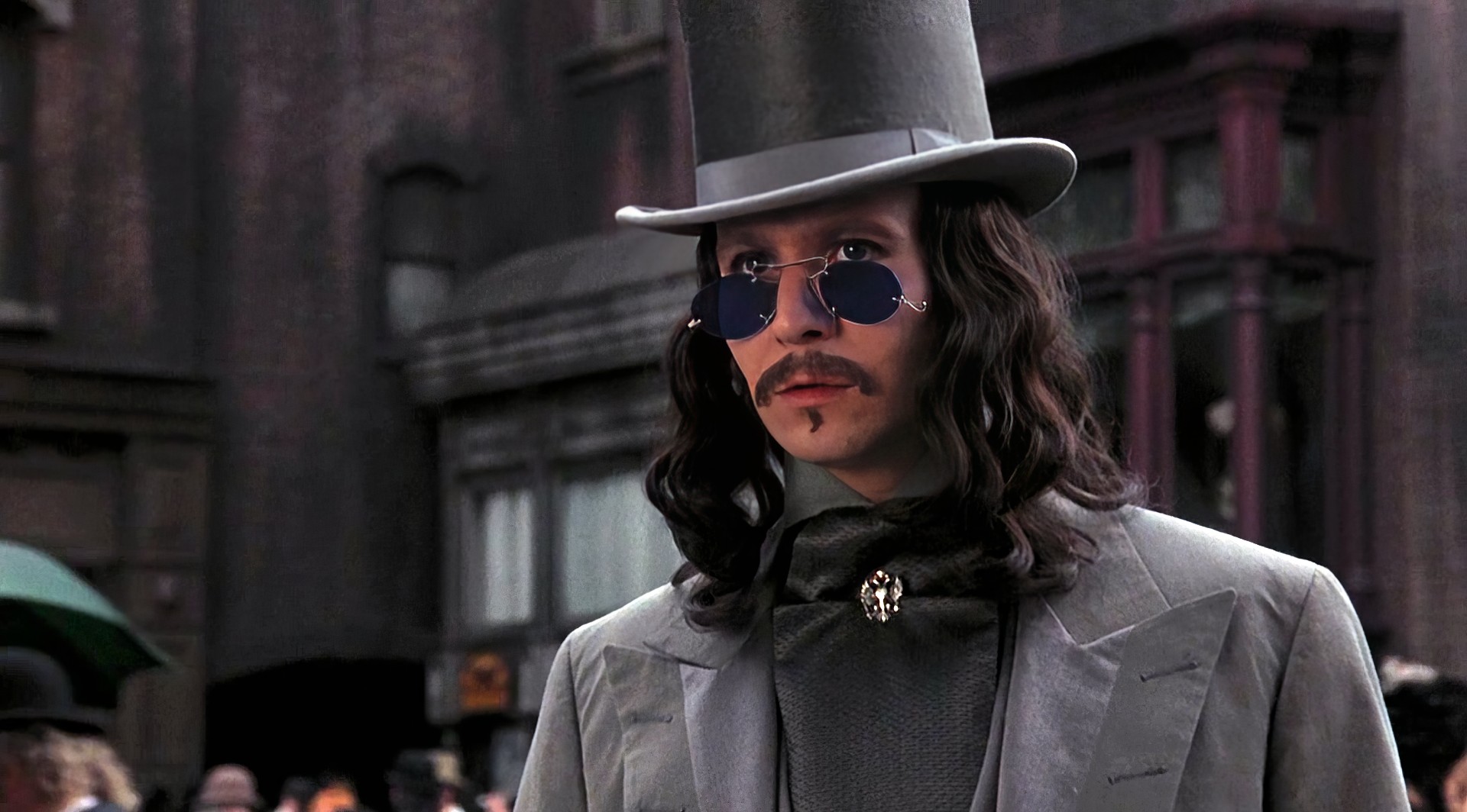 Кадр из фильма «Дракула»  (1992) (англ. Bram Stoker's Dracula) — готического фильма ужасов режиссёра Френсиса Форда Копполы. Гари Олдман исполнил роль графа Дракулы. 