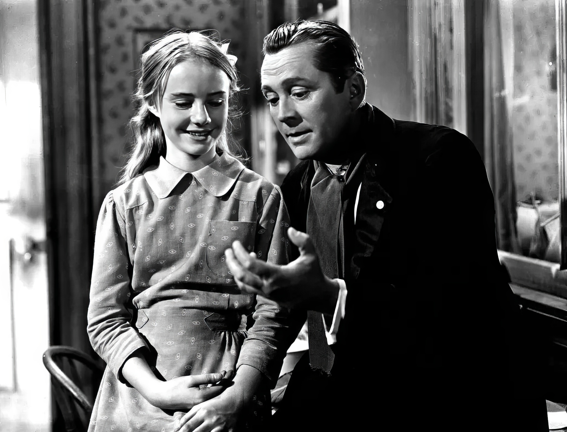  Кадр из фильма"Дерево растёт в Бруклине", 1945 года. Режиссёр - Элиа Казан. Джеймс Данн в роли Джонни Нолана и Пегги Энн Гарнер в роли Фрэнси Нолан. 