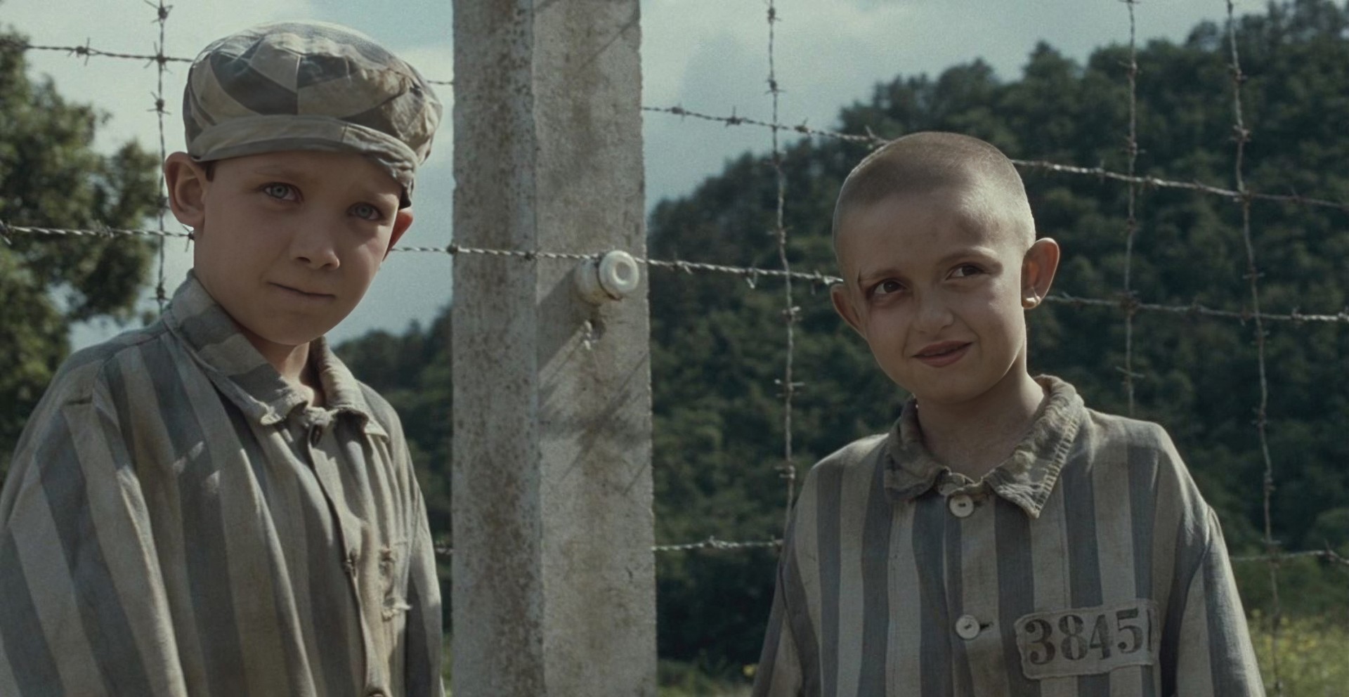 Кадр из фильма "Мальчик в полосатой пижаме" (2008) режиссёра Марка Хермана. В роли Бруно - Эйса Баттерфилд, в роли Шмуэля - Джек Скэнлон.